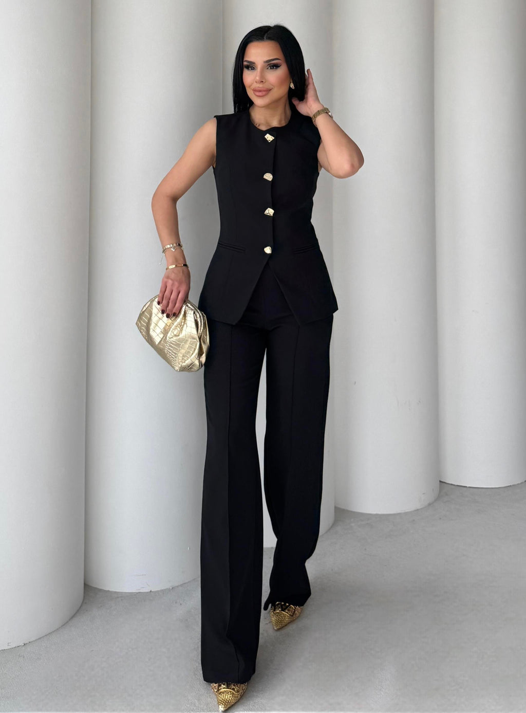 Комплет (елек+пантолони) со златни копчиња