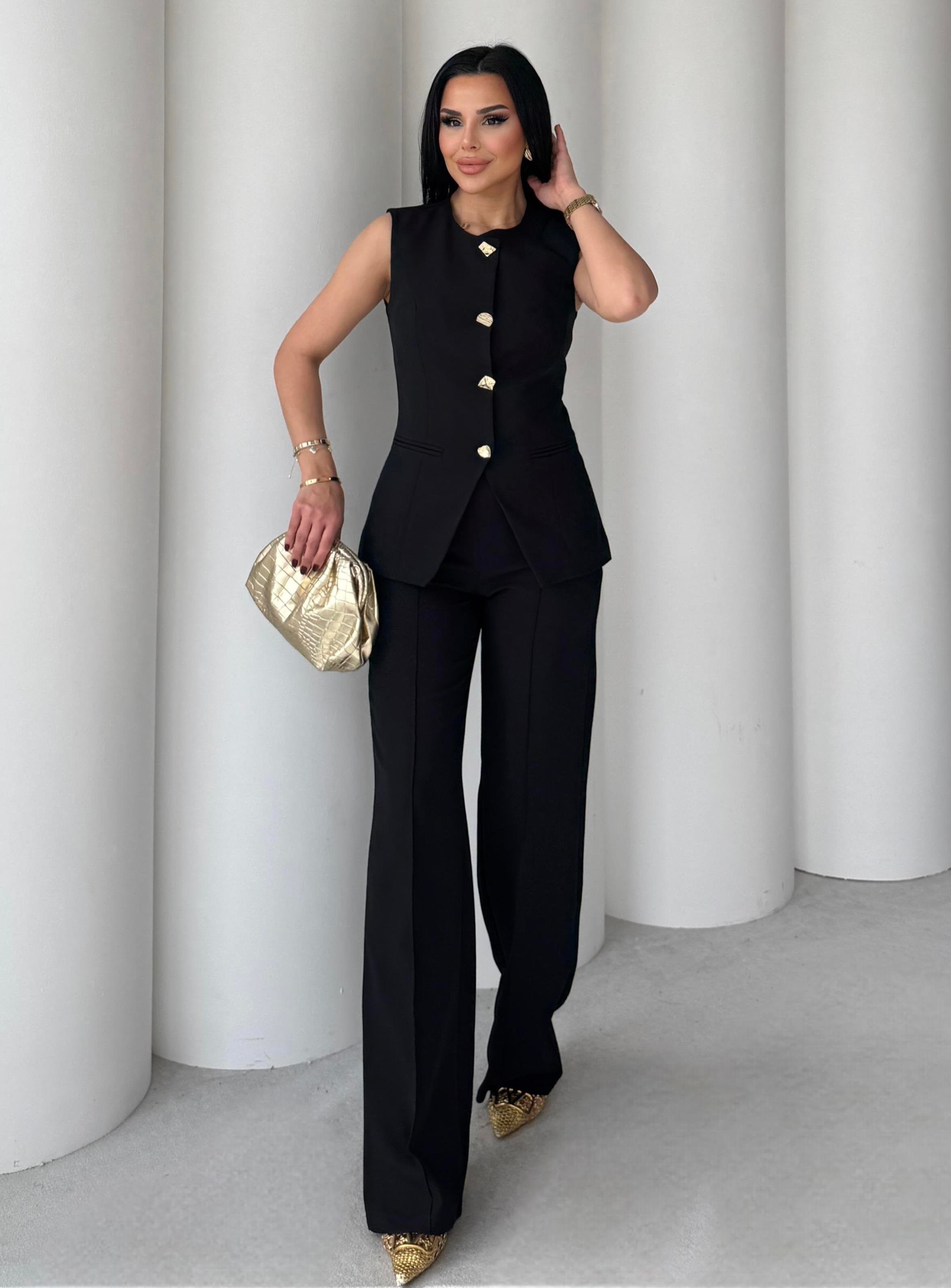 Комплет (елек+пантолони) со златни копчиња