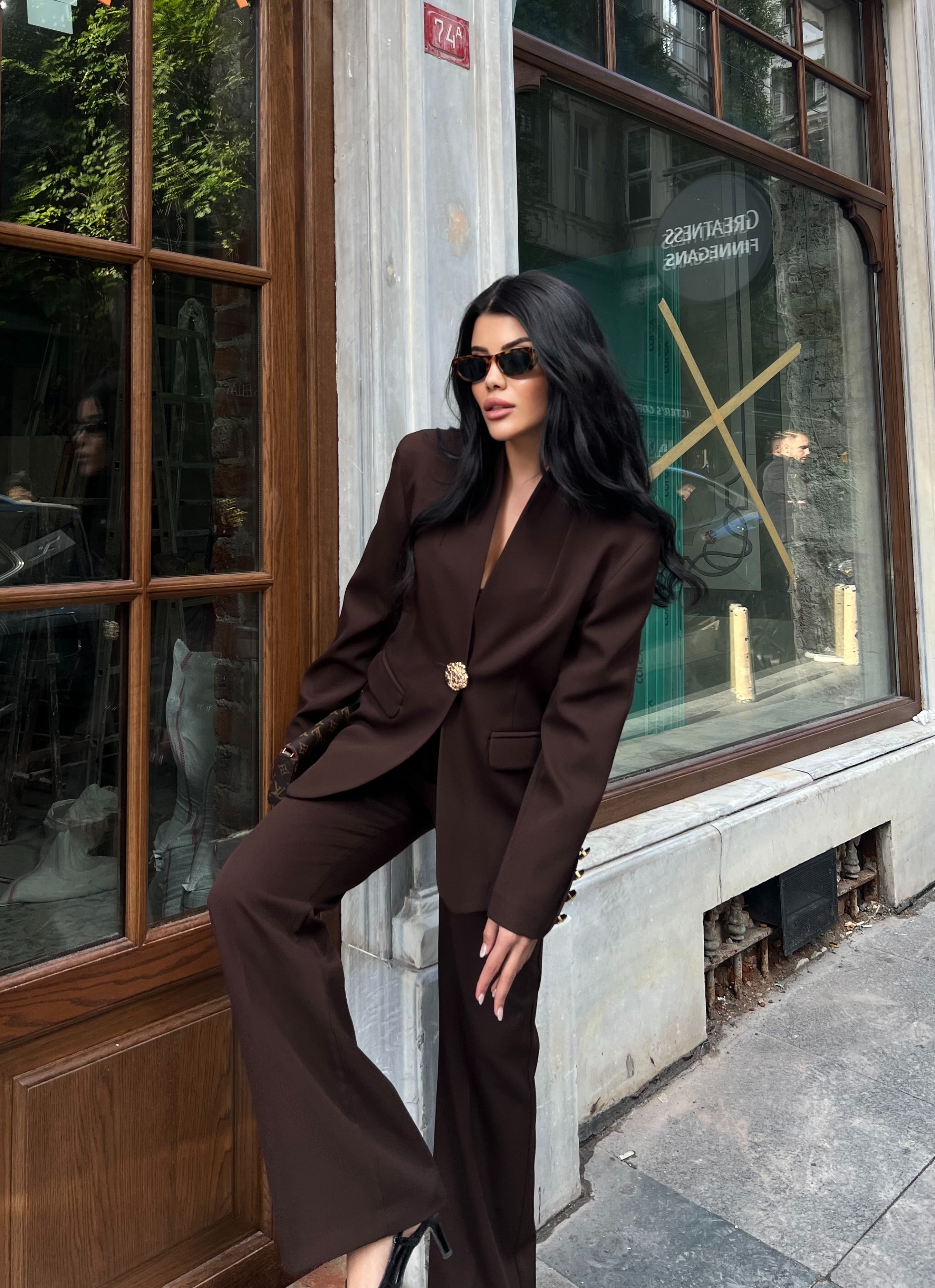 Сако Пантолони Со Златно Копче