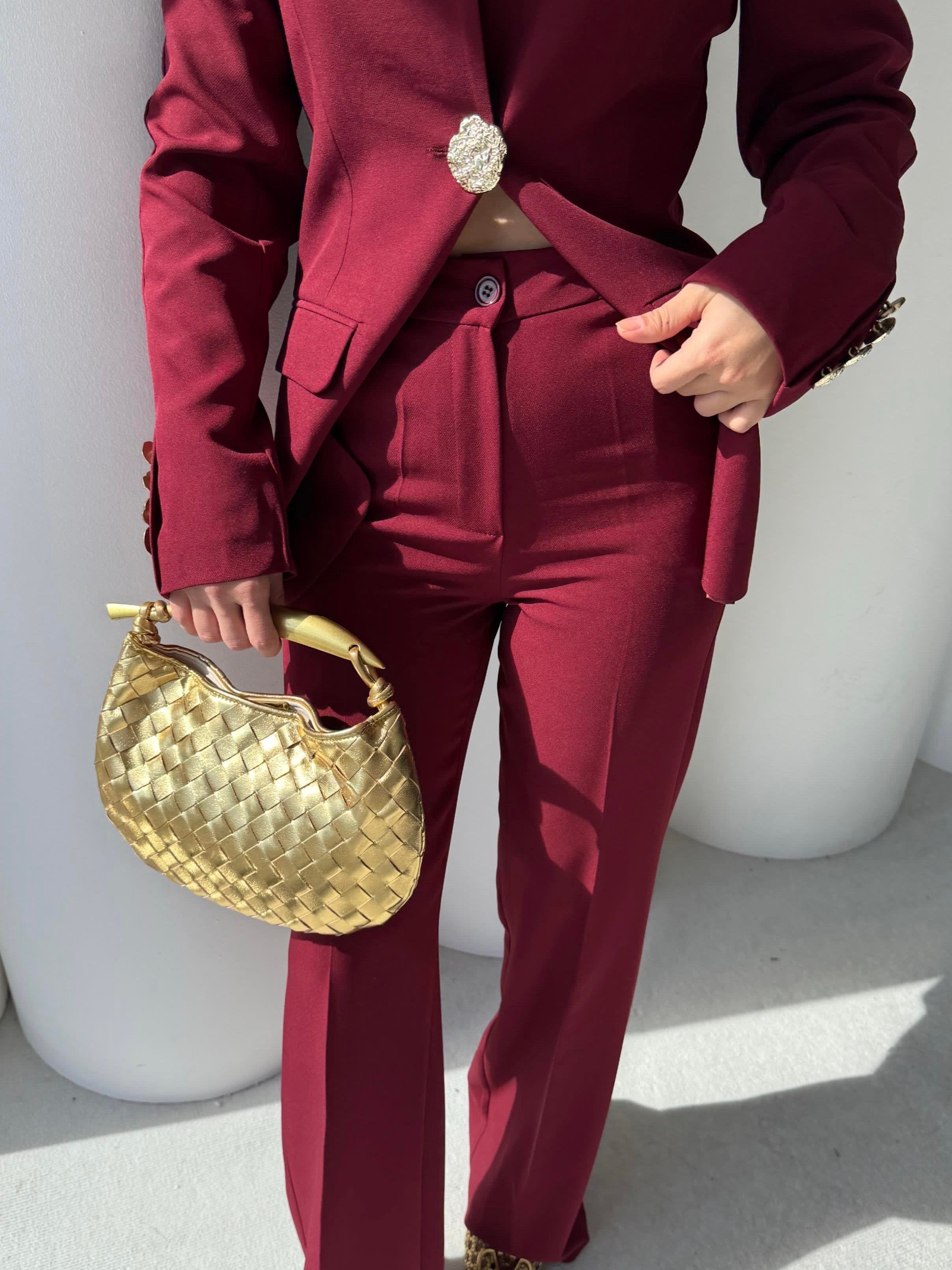 Сако Пантолони Со Златно Копче
