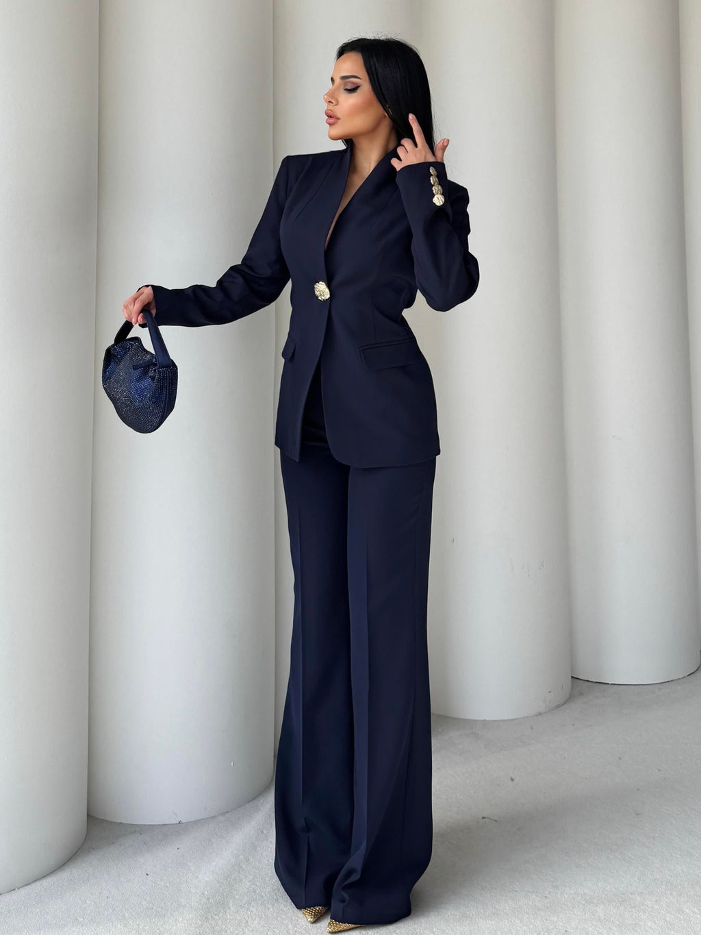 Сако Пантолони Со Златно Копче