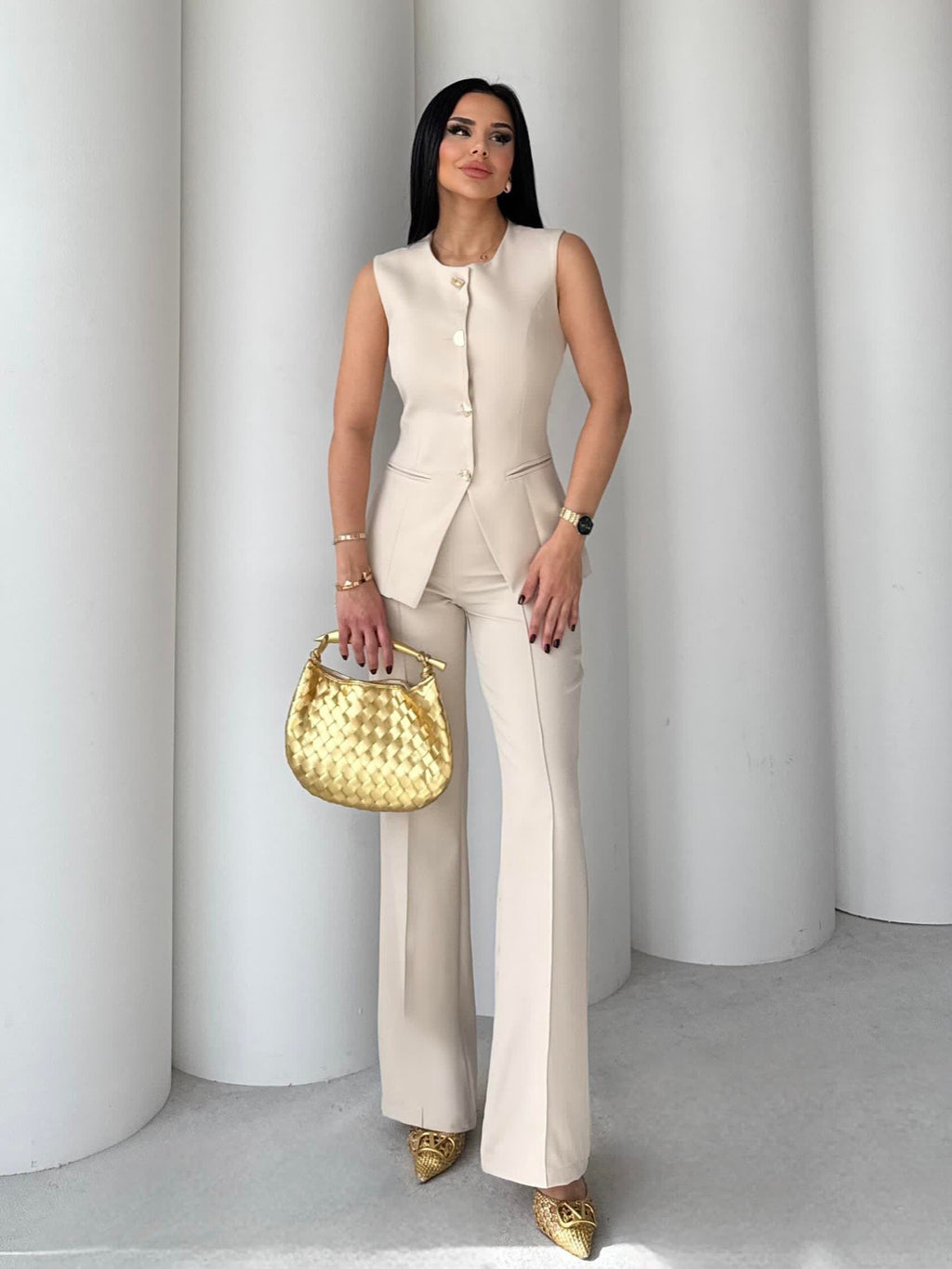 Комплет (елек+пантолони) со златни копчиња