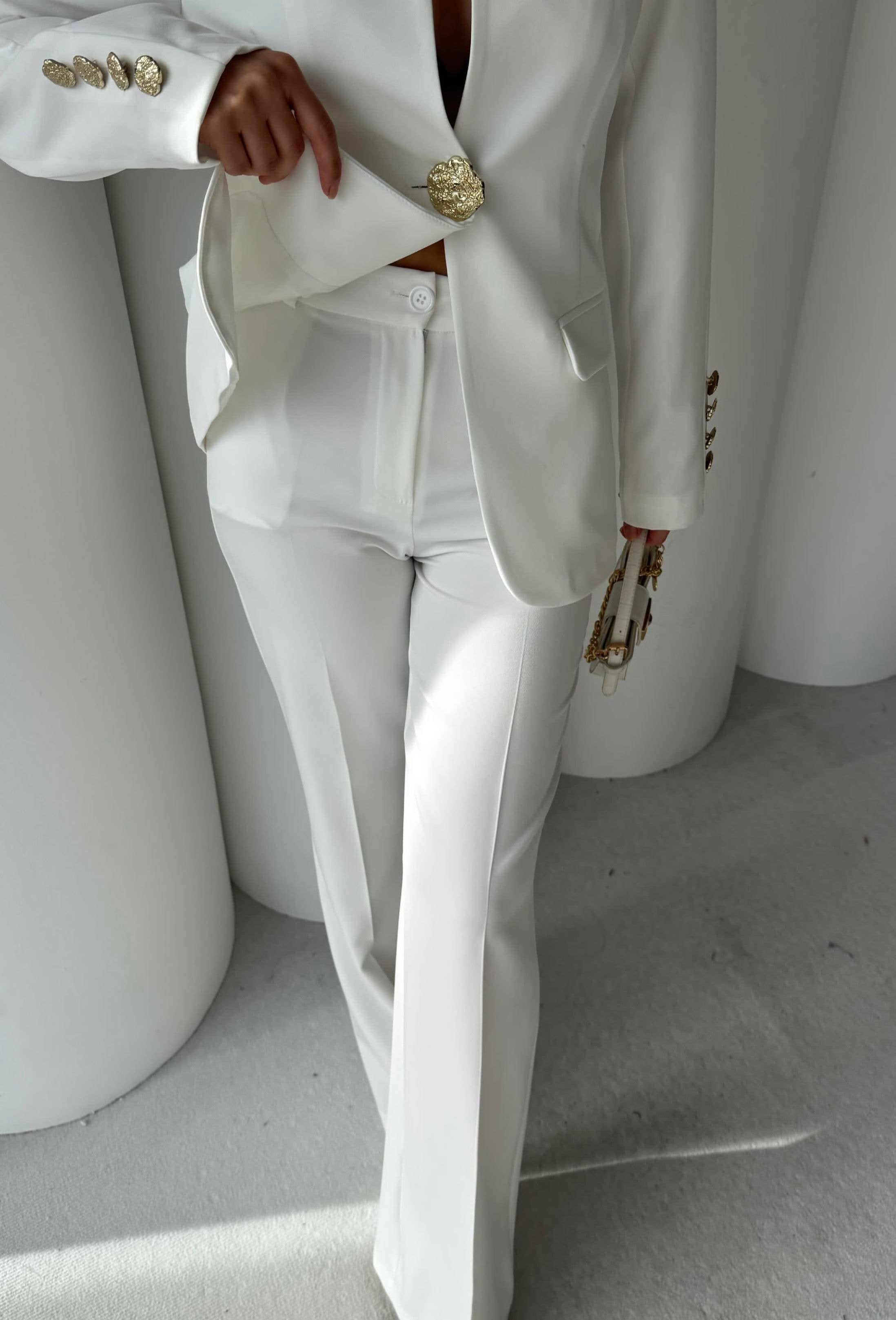 Сако Пантолони Со Златно Копче