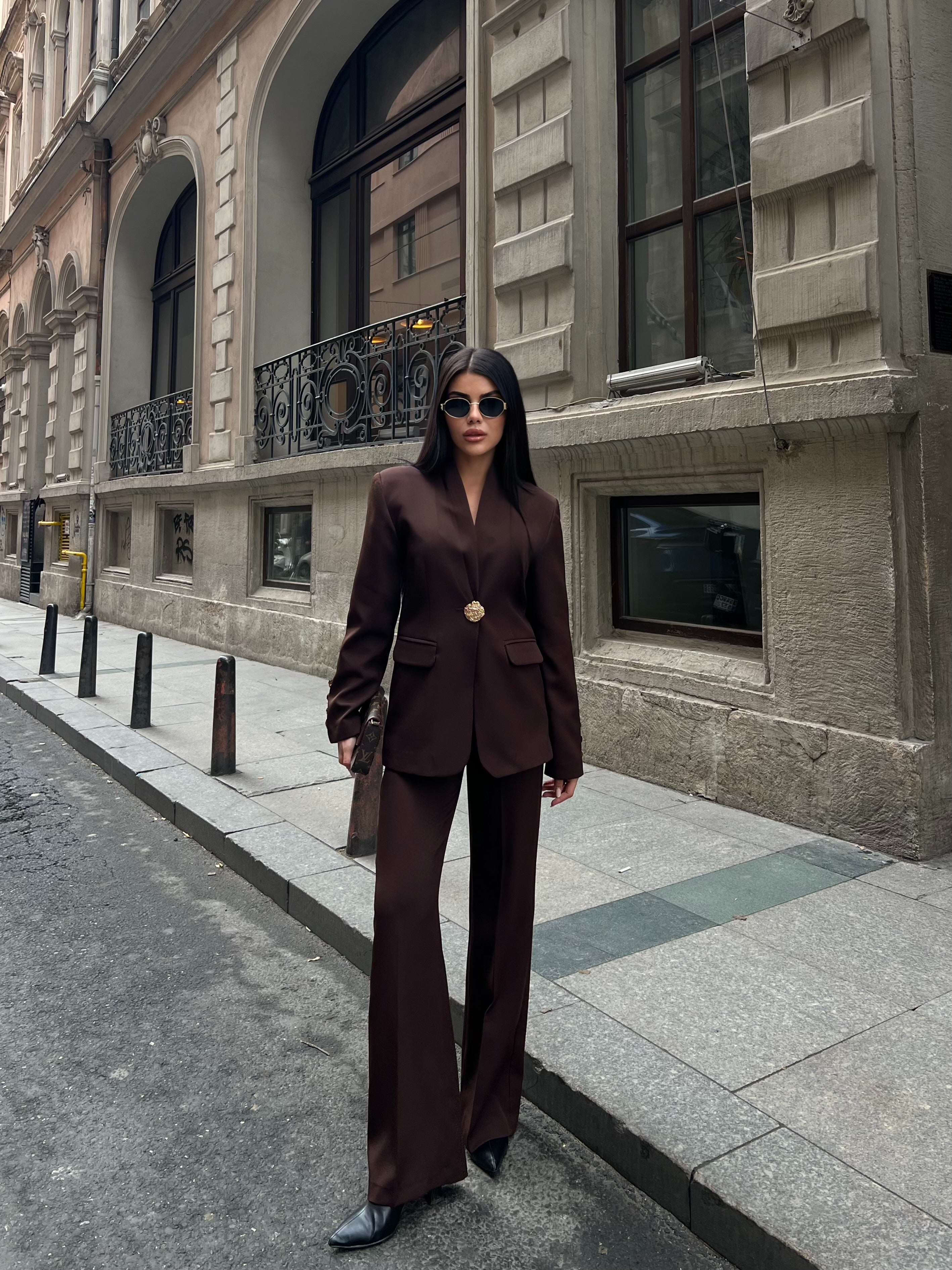 Сако Пантолони Со Златно Копче