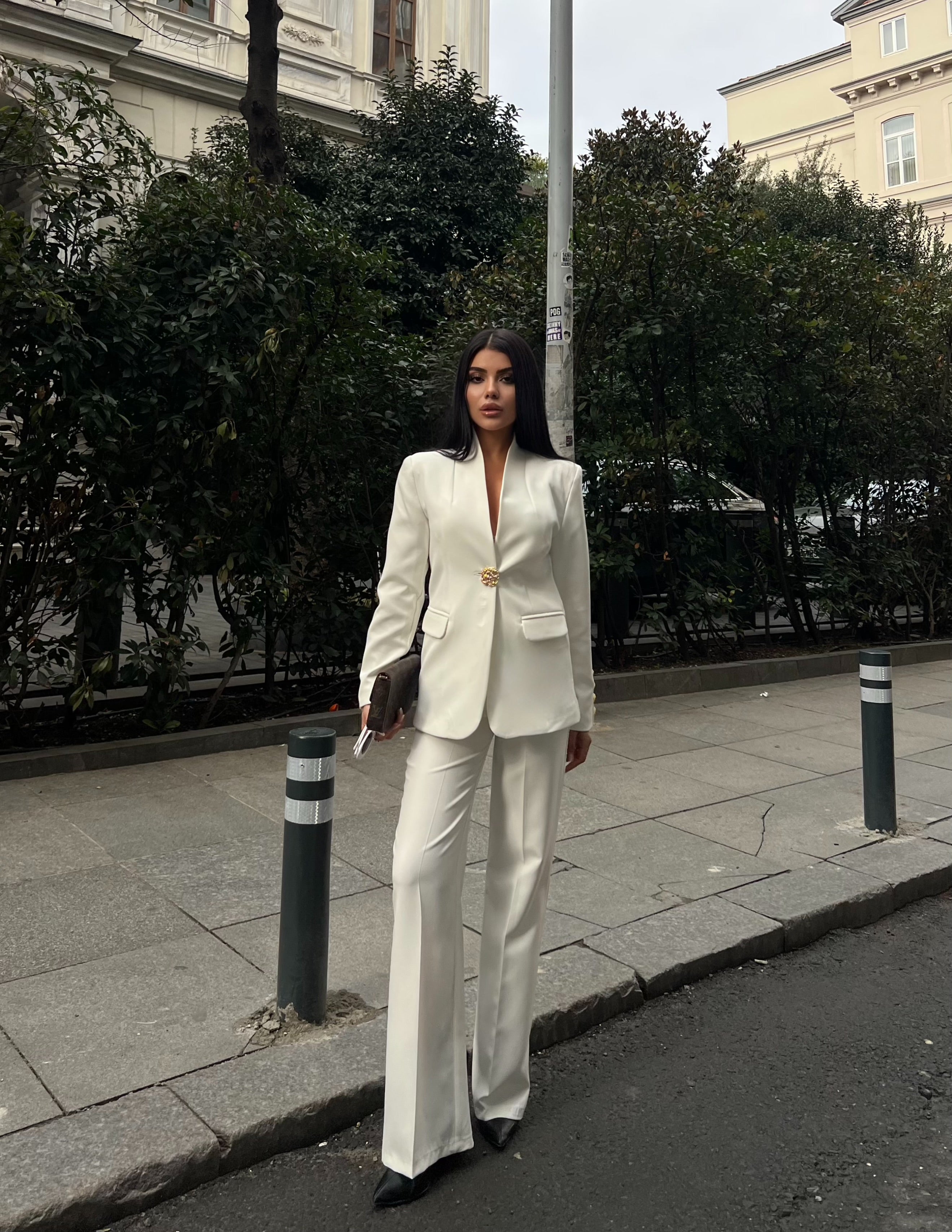 Сако Пантолони Со Златно Копче