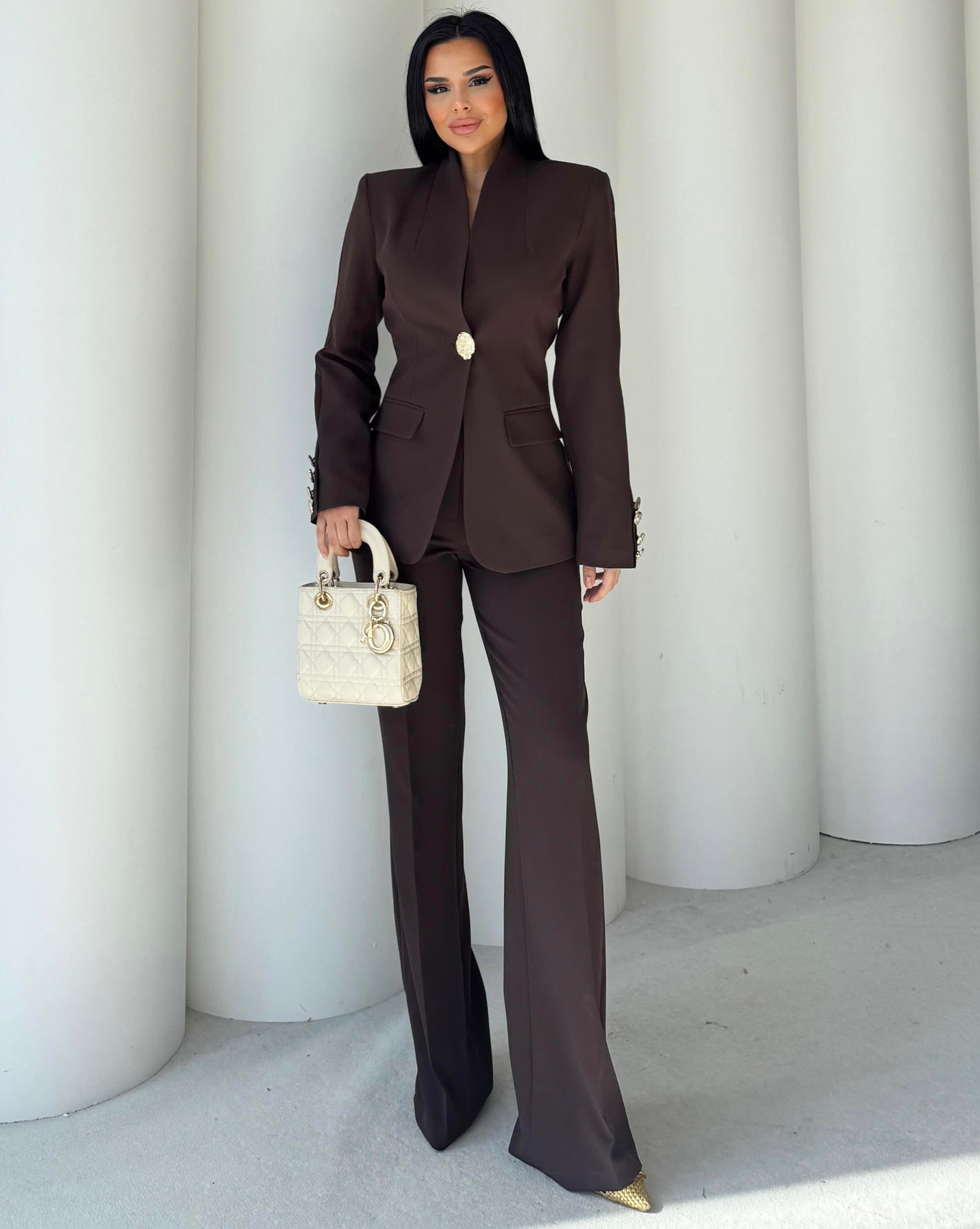 Сако Пантолони Со Златно Копче