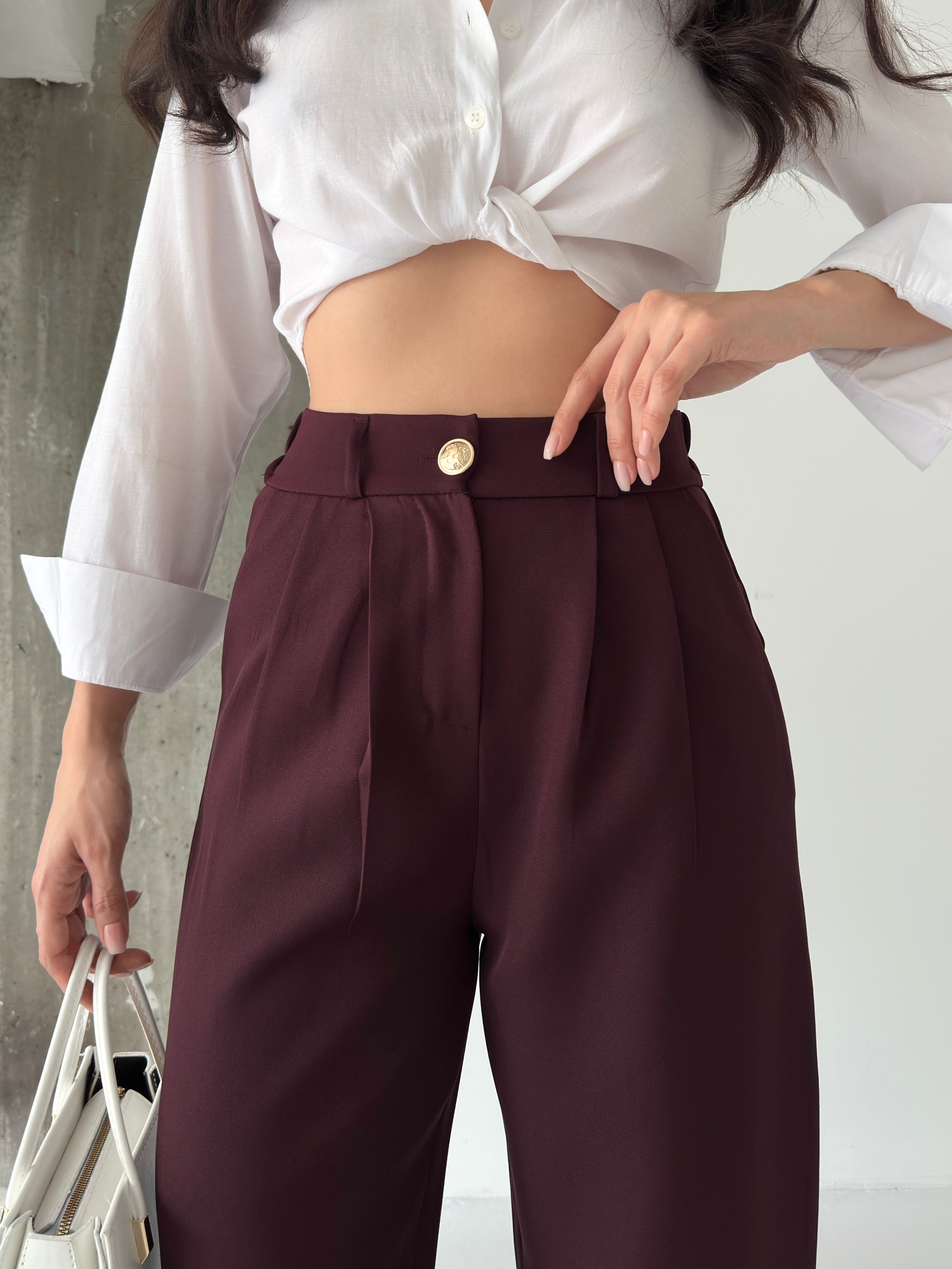 Пантолони Со Златно Копче