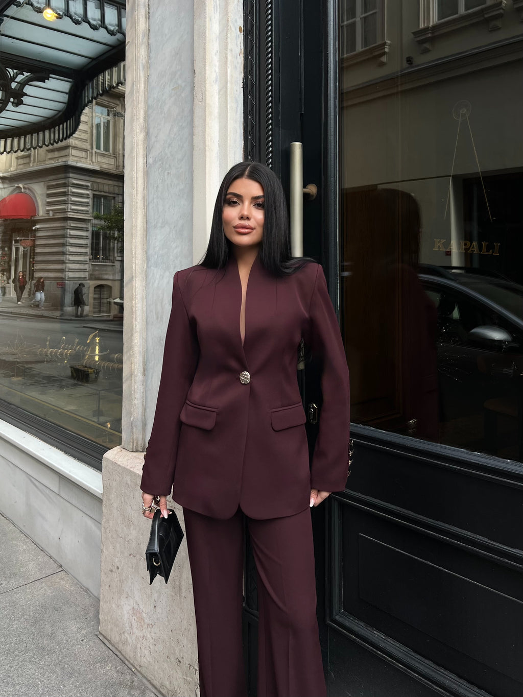 Сако Пантолони Со Златно Копче