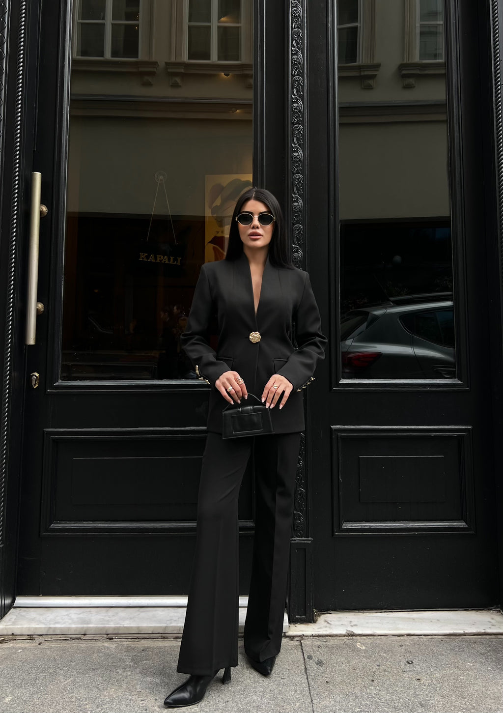 Сако Пантолони Со Златно Копче