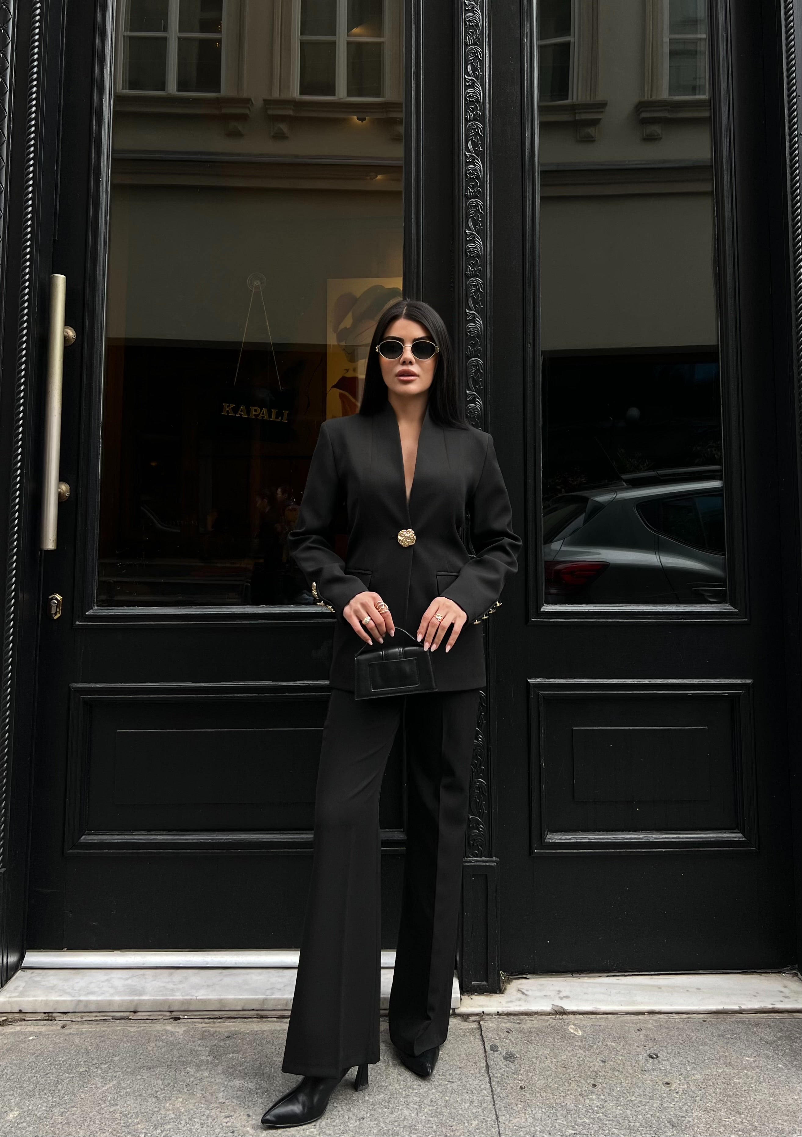 Сако Пантолони Со Златно Копче