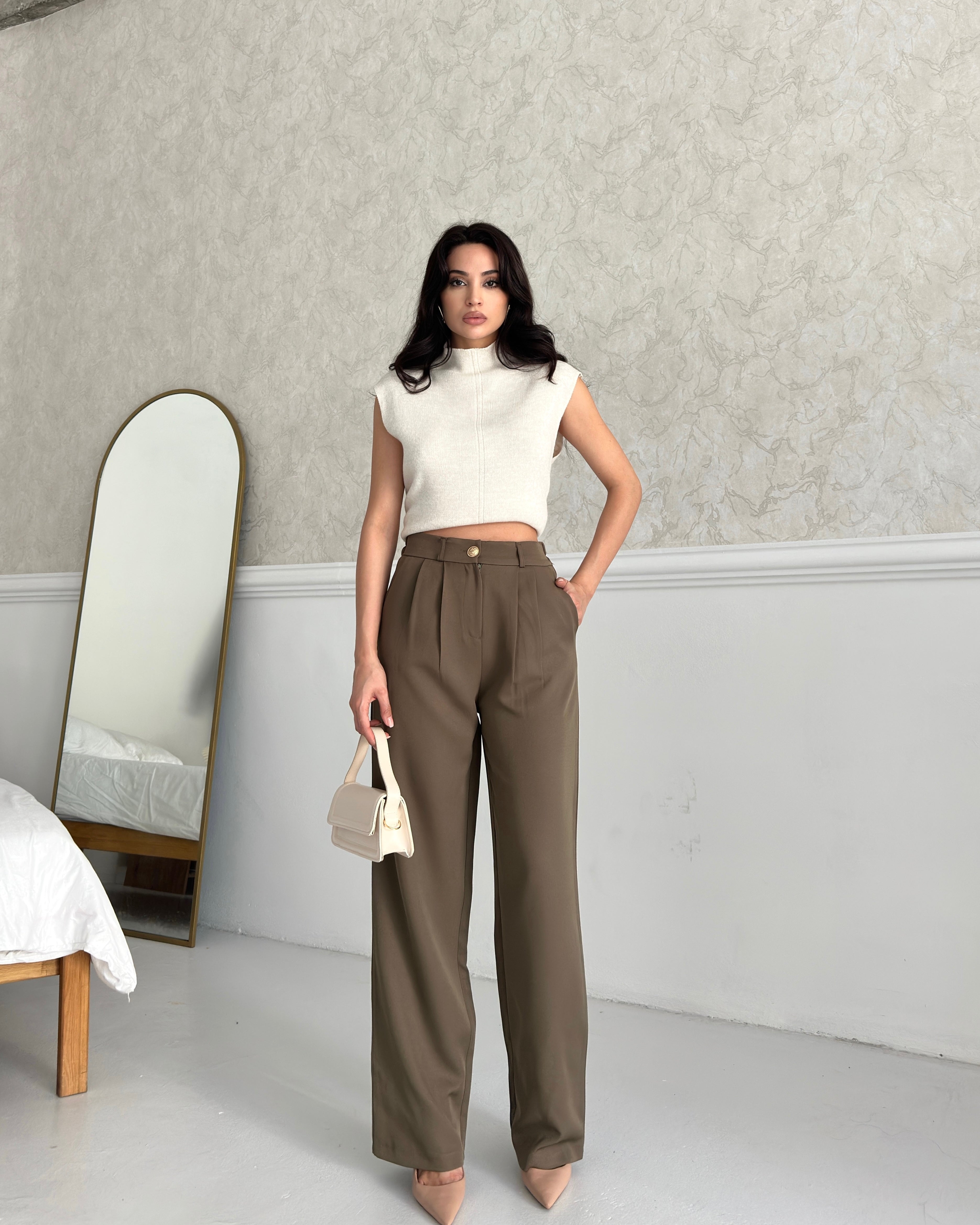 Пантолони Со Златно Копче