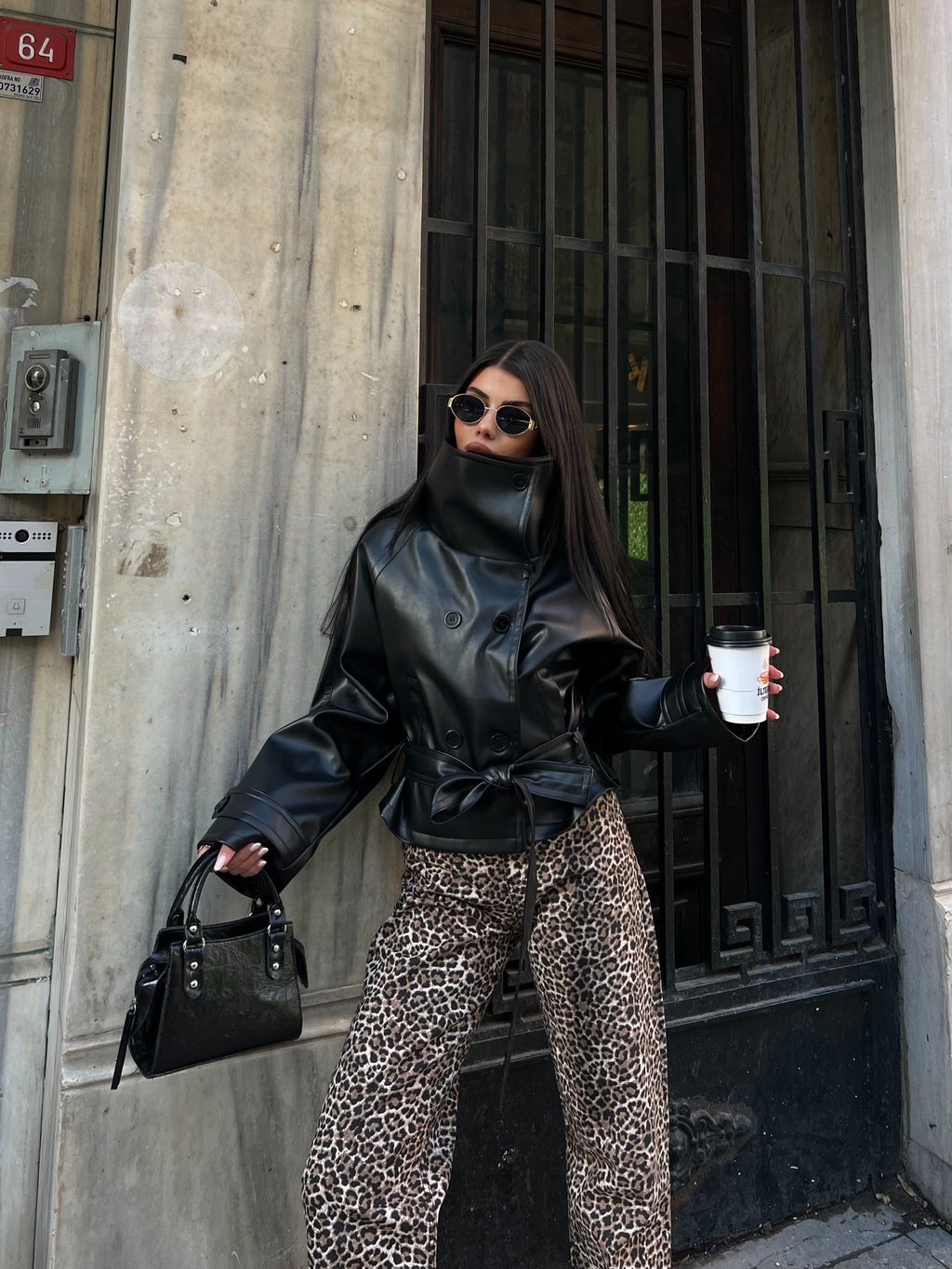 Кожна Јакна Со Копчиња