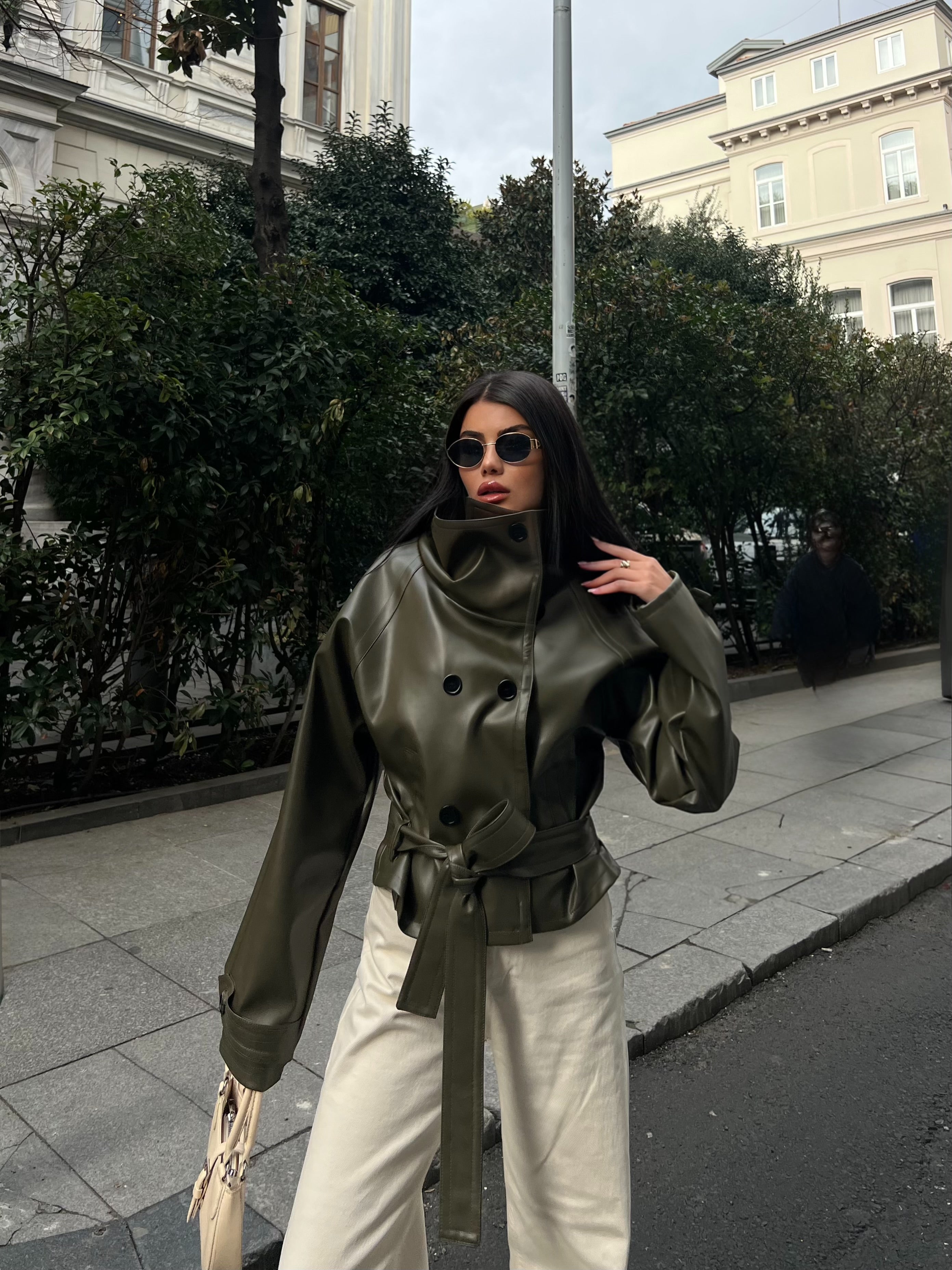 Кожна Јакна Со Копчиња