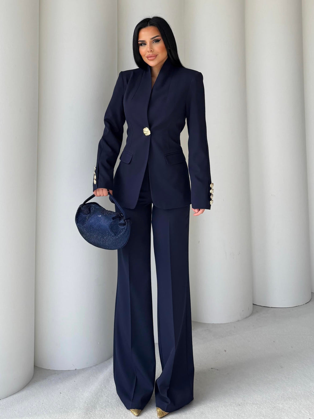 Сако Пантолони Со Златно Копче