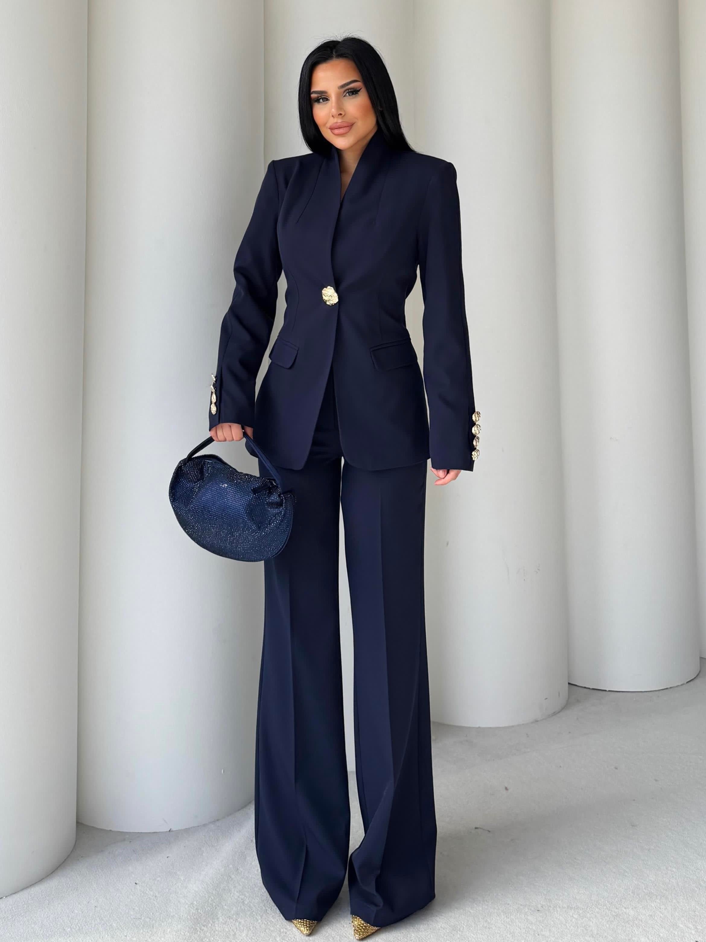 Сако Пантолони Со Златно Копче