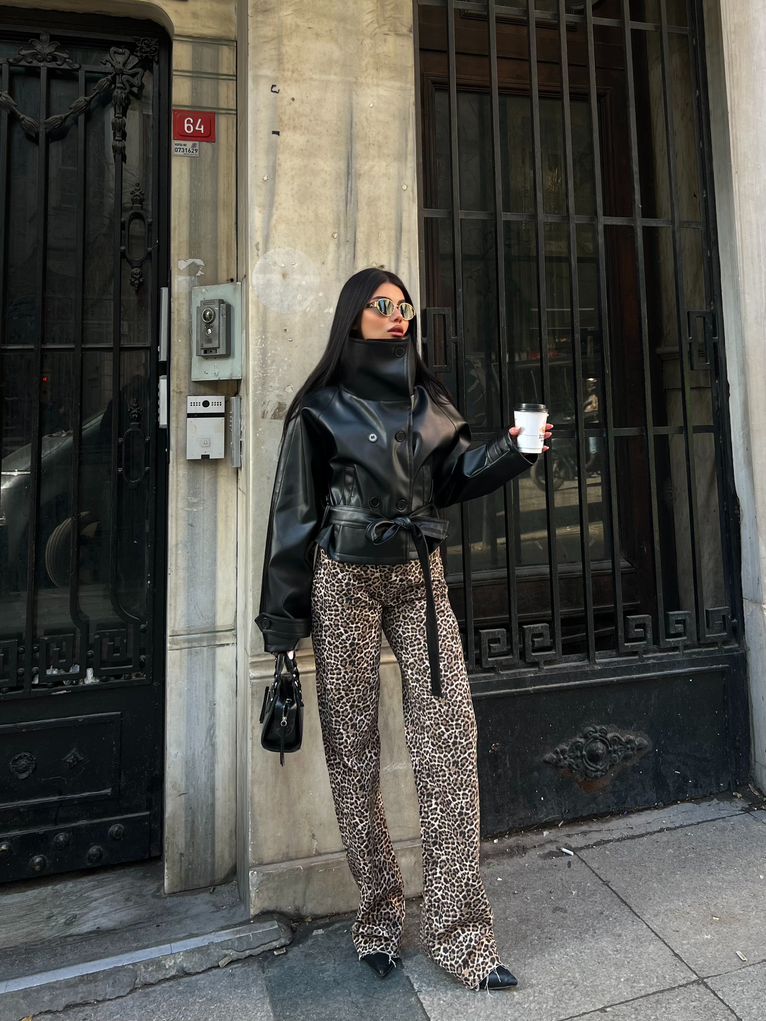 Кожна Јакна Со Копчиња