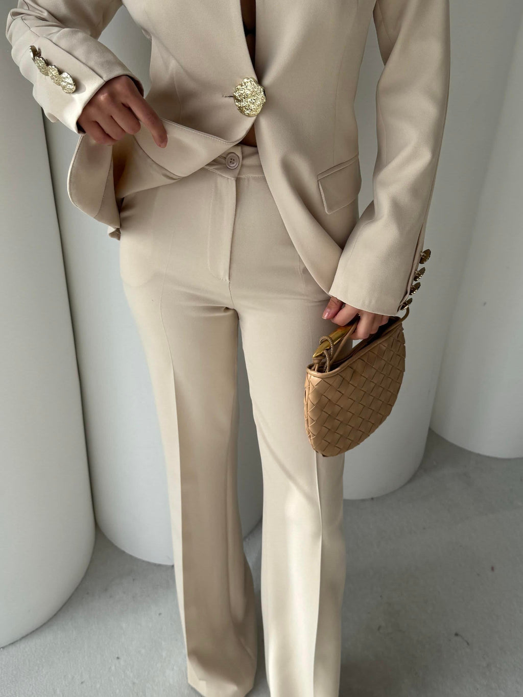 Сако Пантолони Со Златно Копче