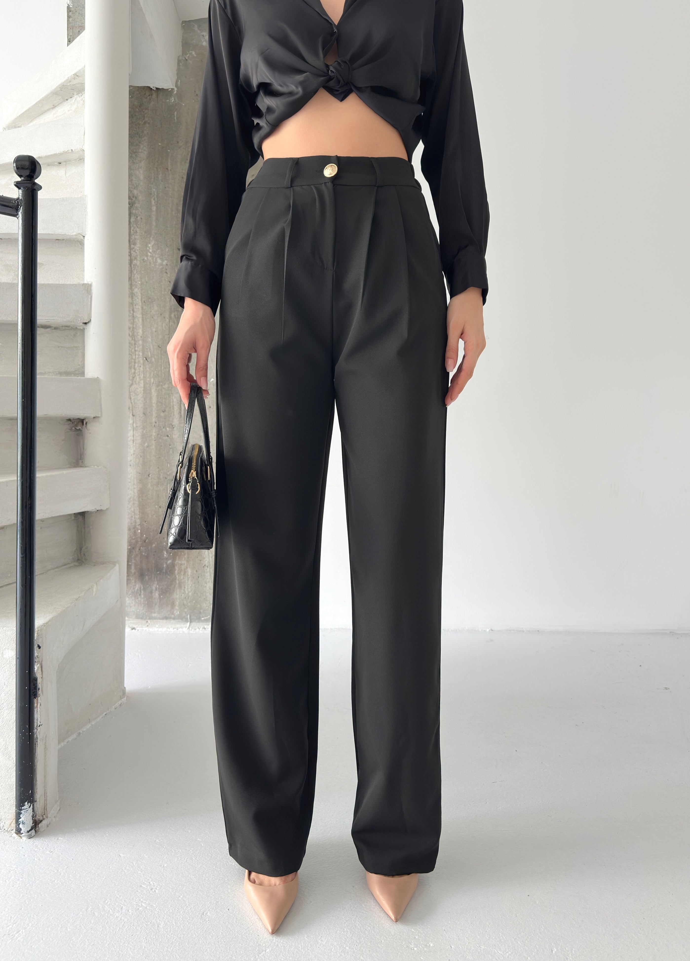 Пантолони Со Златно Копче