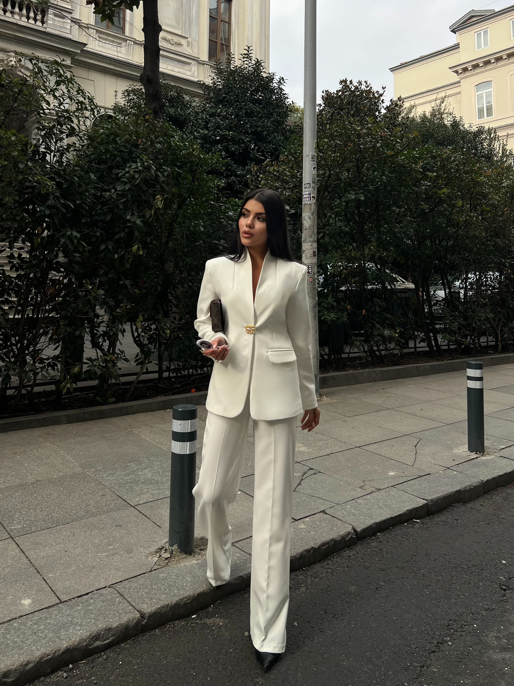 Сако Пантолони Со Златно Копче