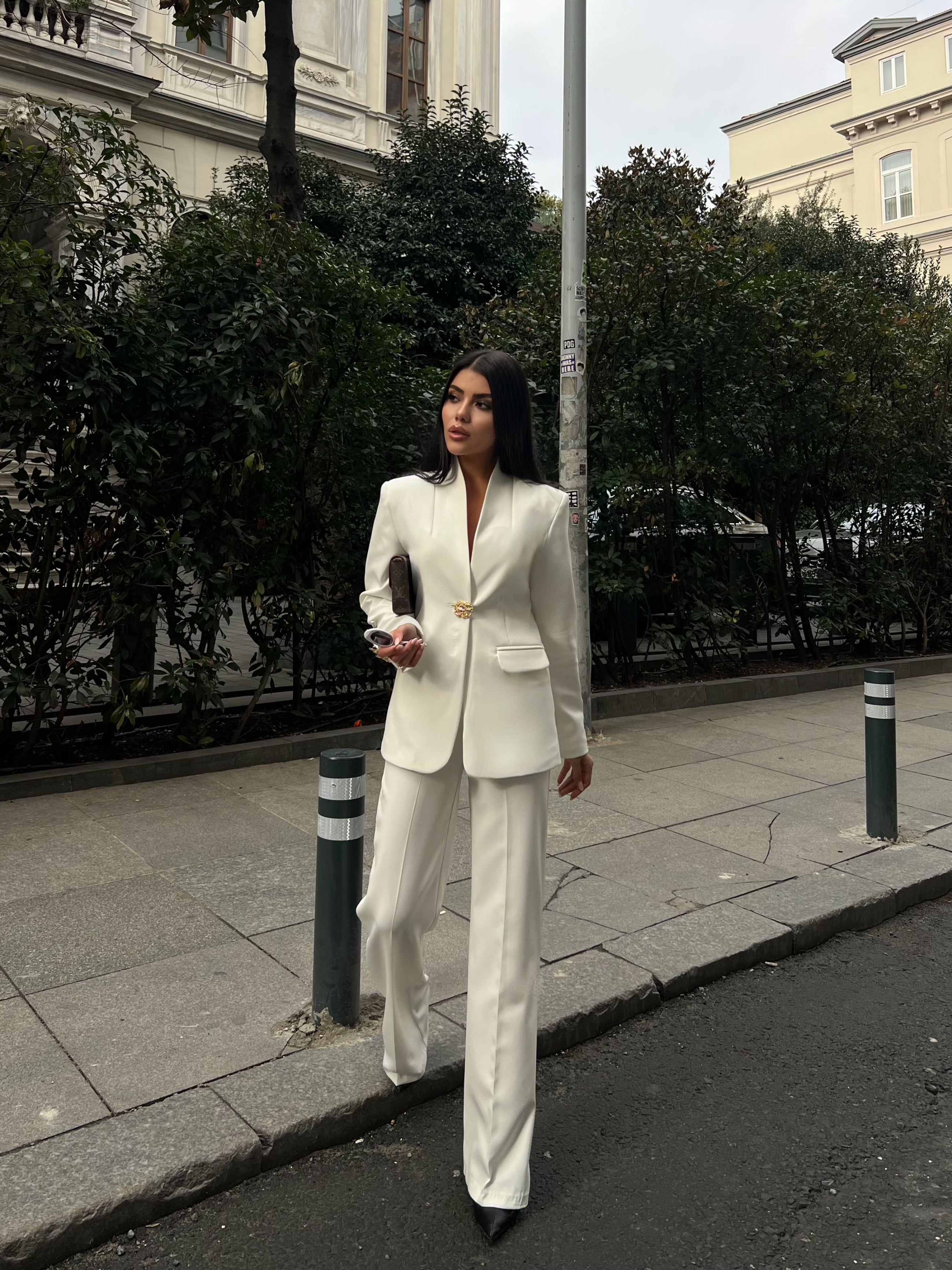 Сако Пантолони Со Златно Копче