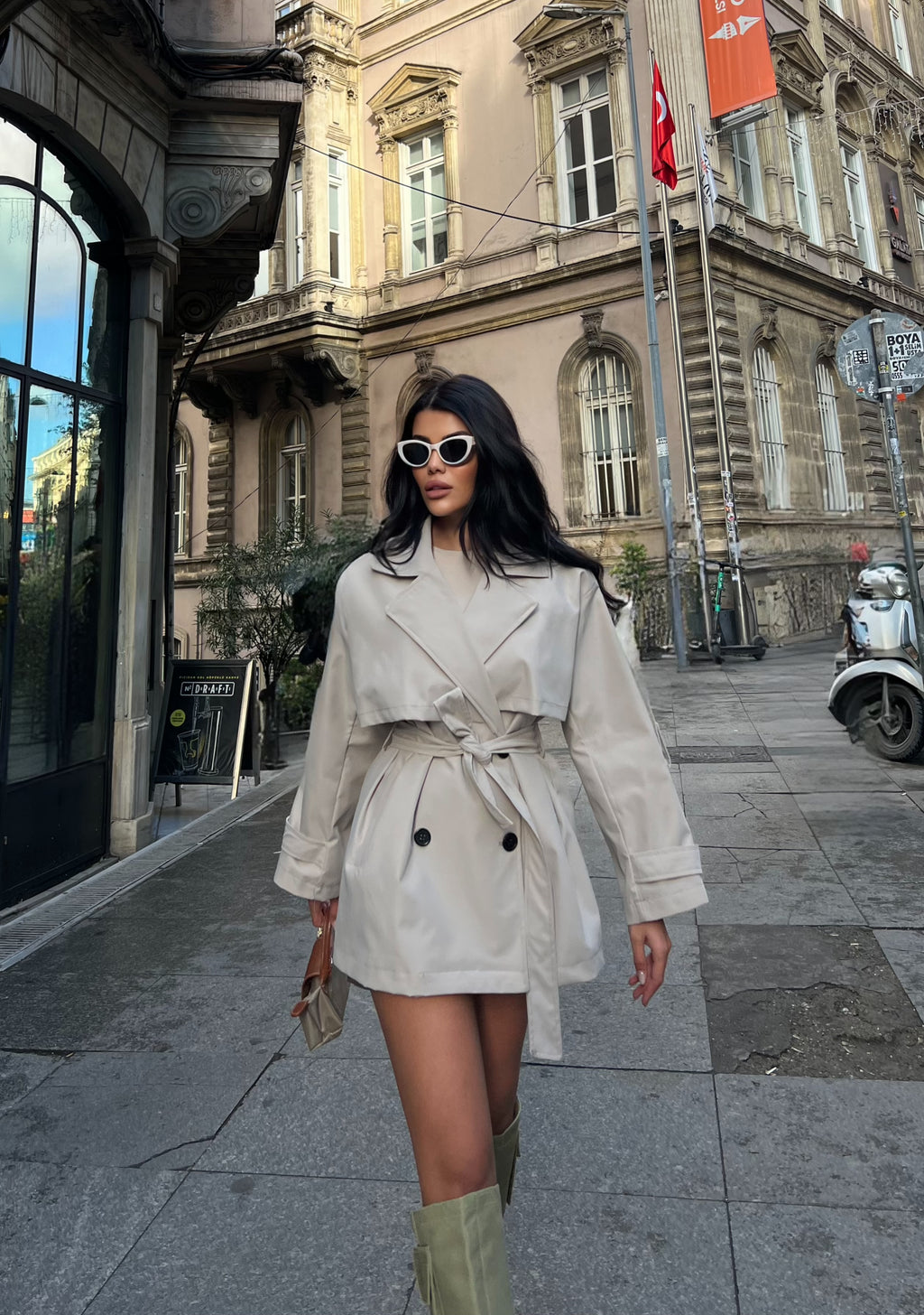 Мантил Со Постава