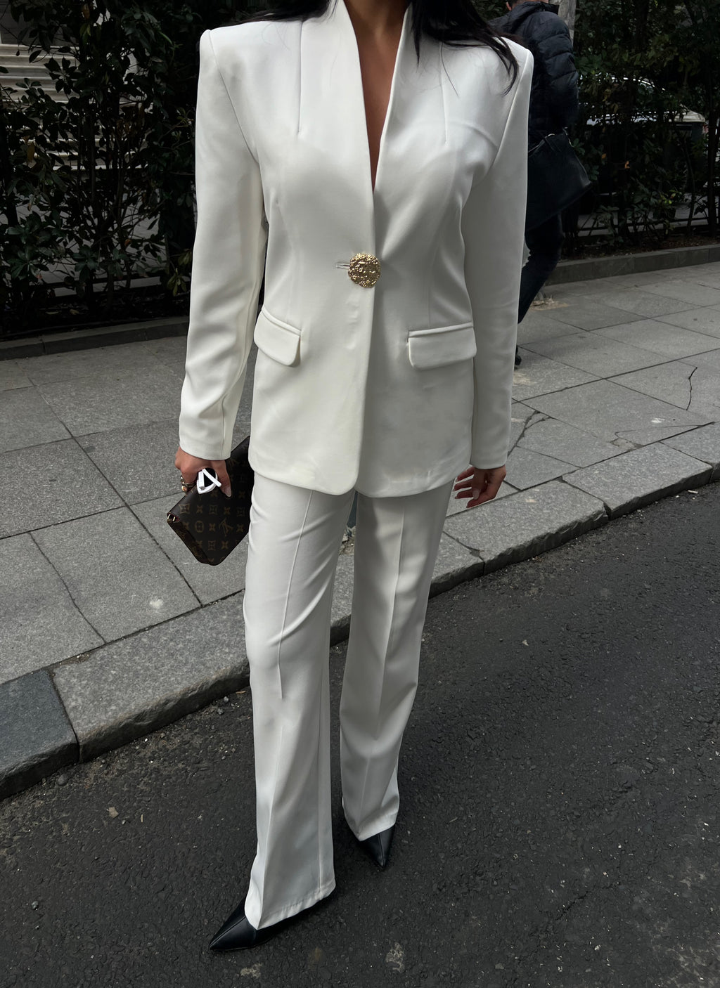 Сако Пантолони Со Златно Копче