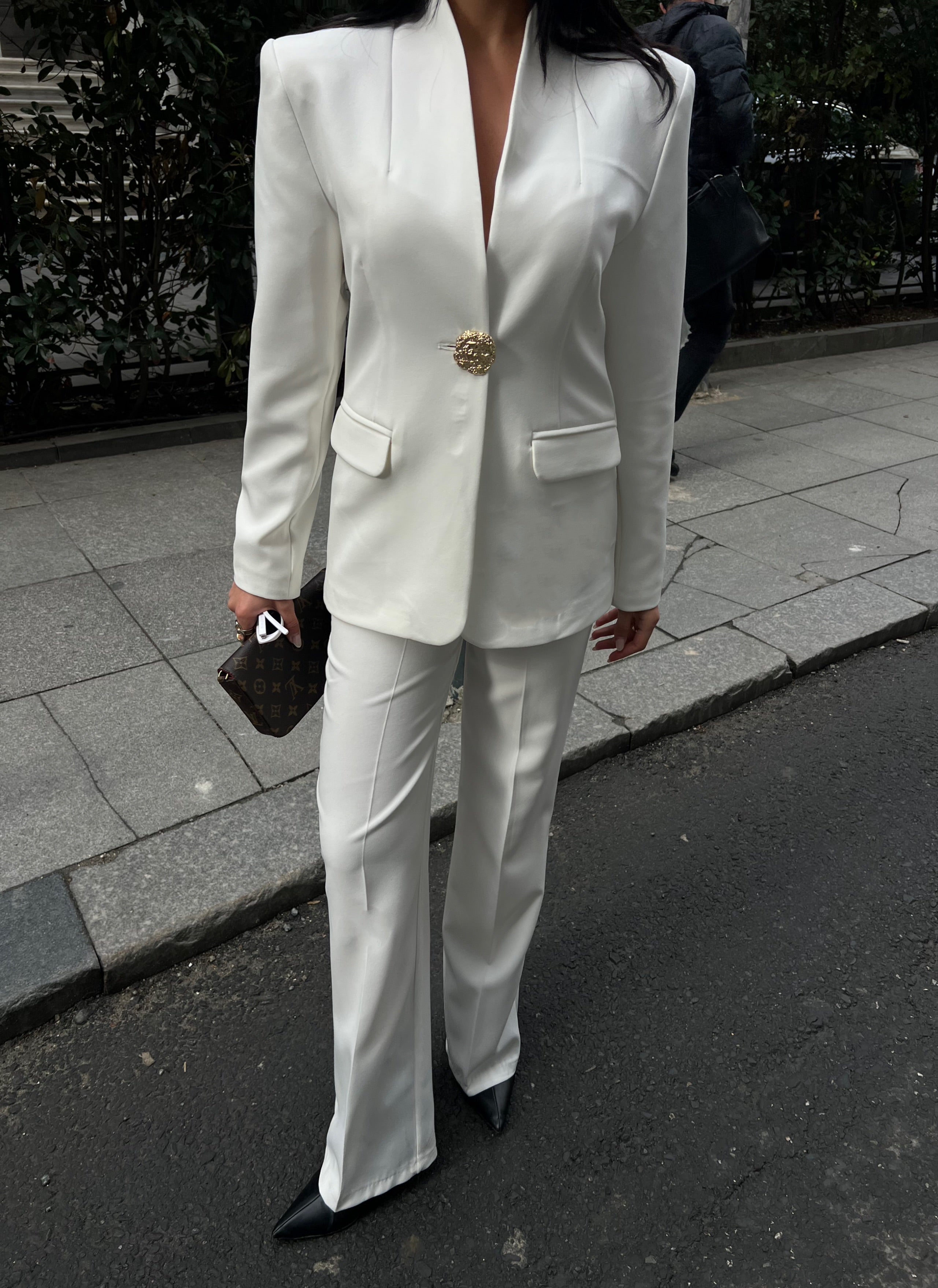 Сако Пантолони Со Златно Копче