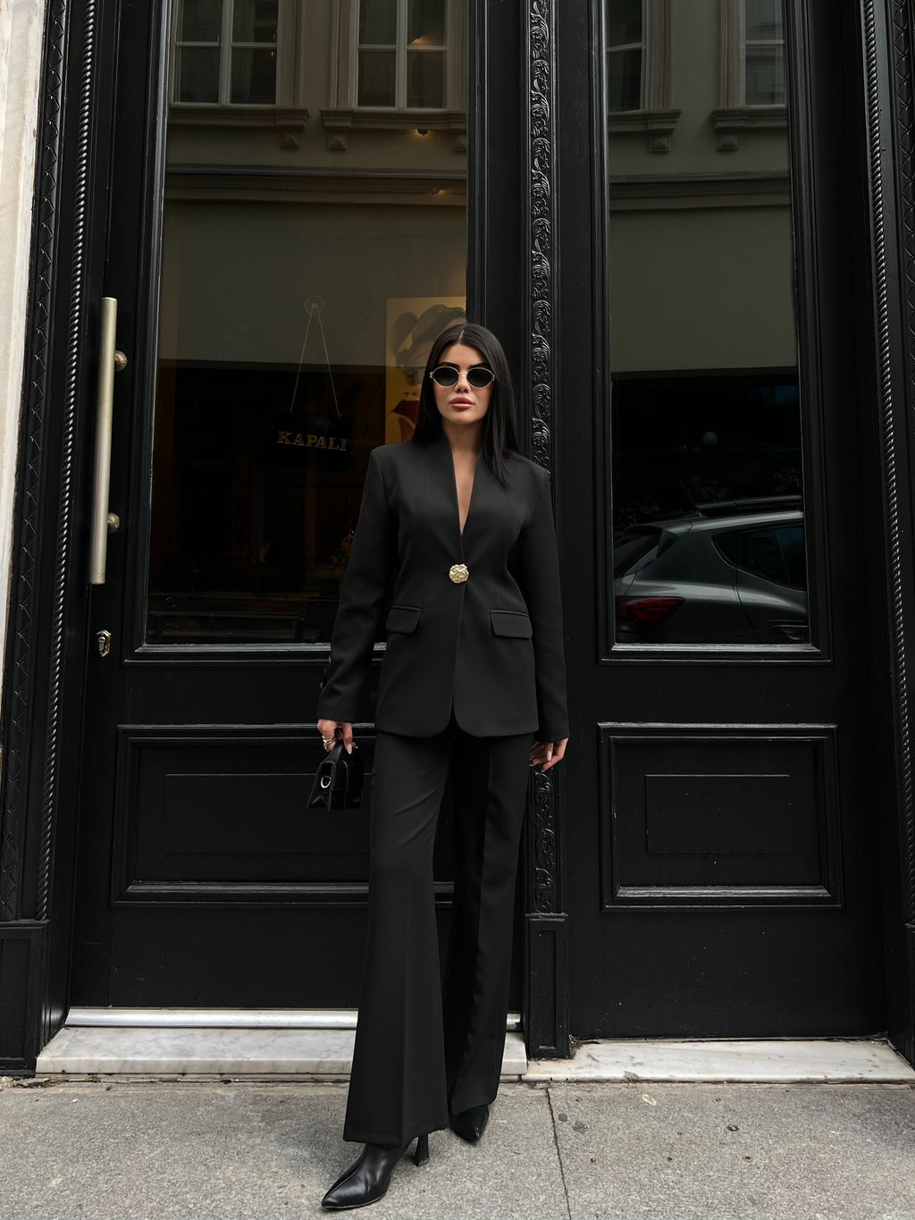 Сако Пантолони Со Златно Копче