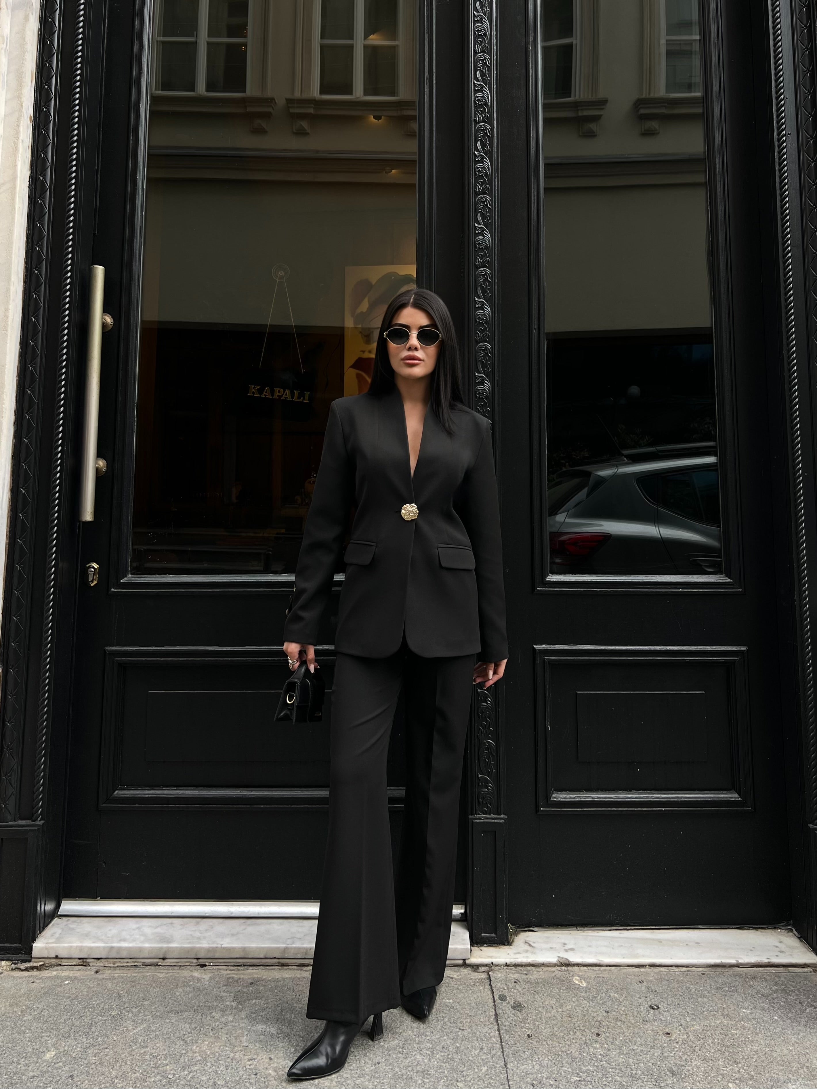 Сако Пантолони Со Златно Копче