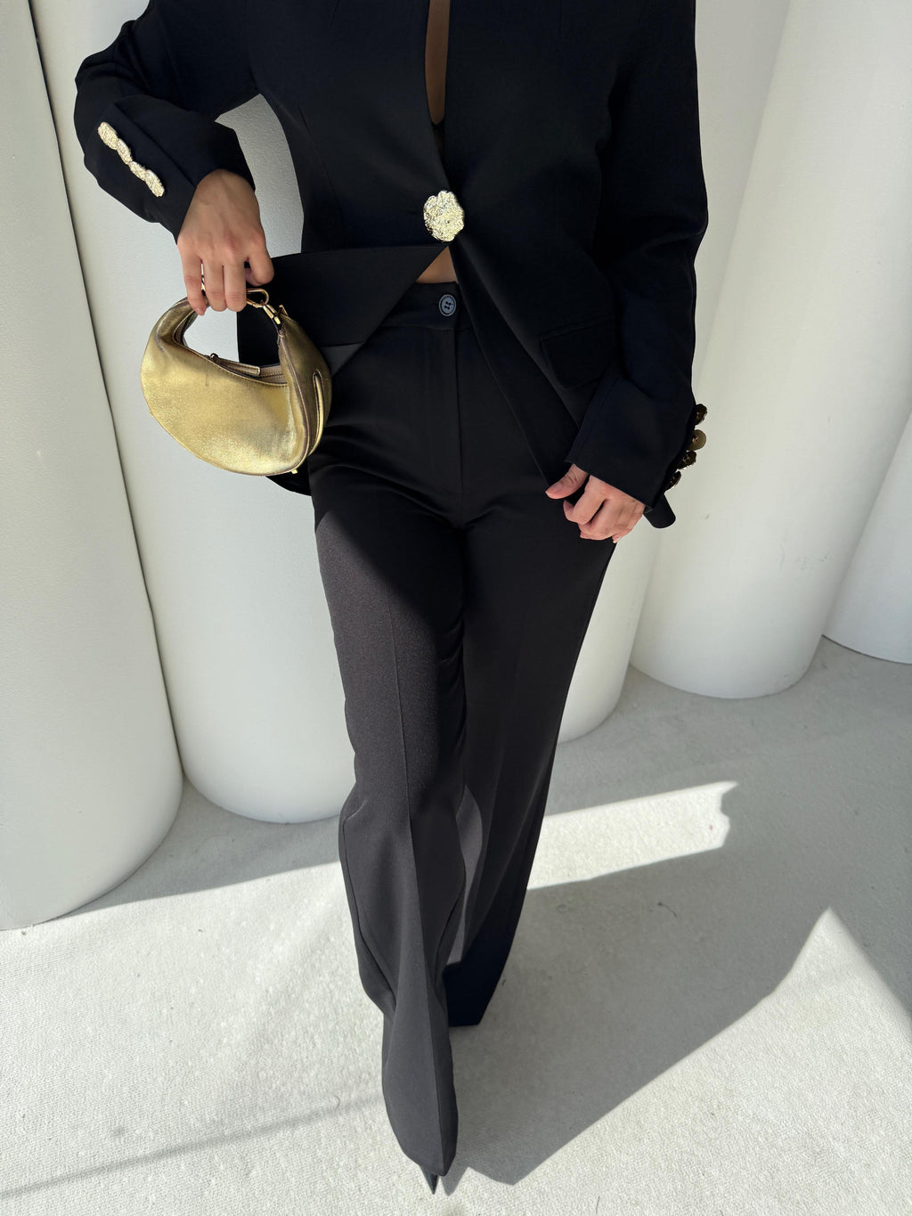 Сако Пантолони Со Златно Копче