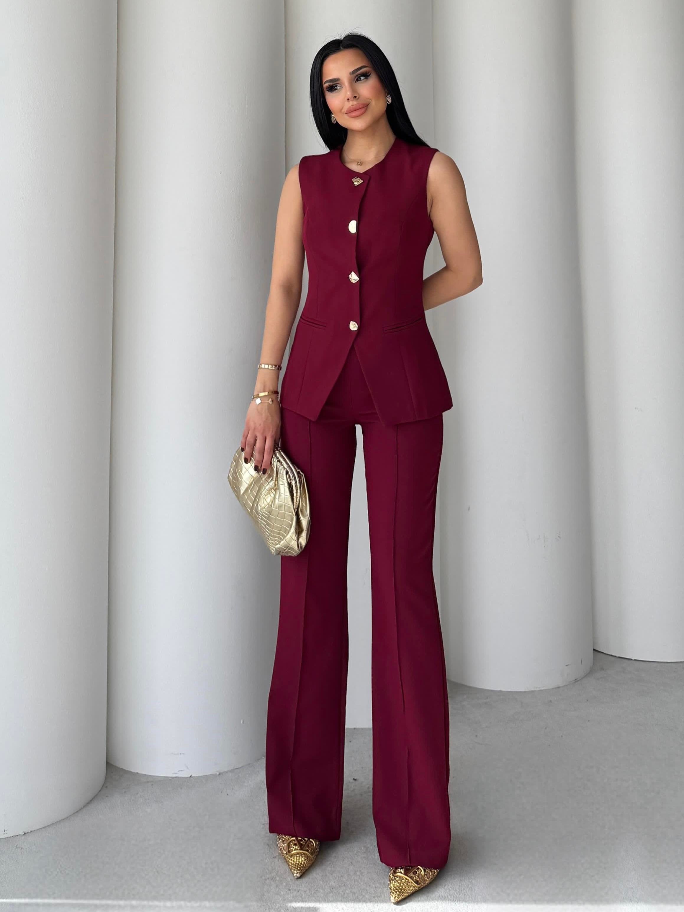 Комплет (елек+пантолони) со златни копчиња