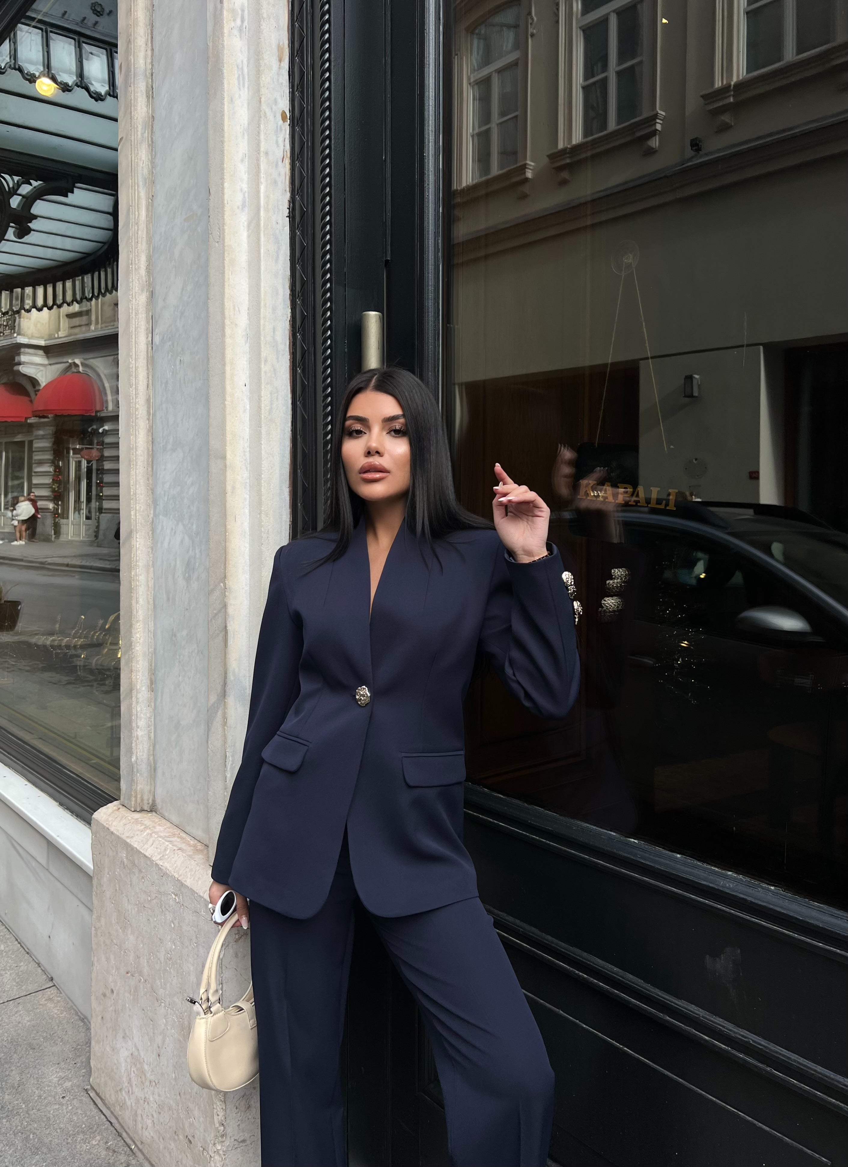 Сако Пантолони Со Златно Копче