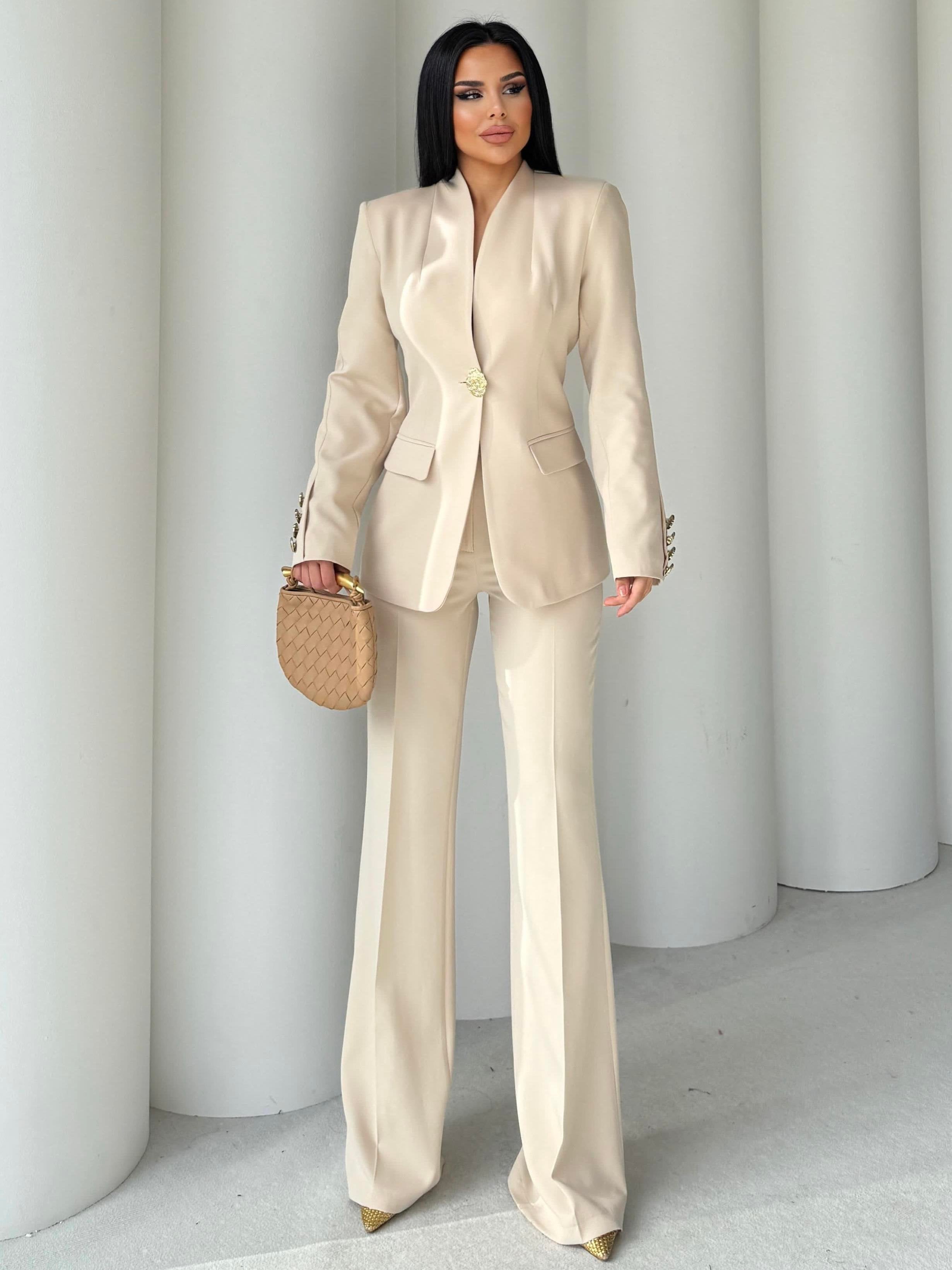 Сако Пантолони Со Златно Копче