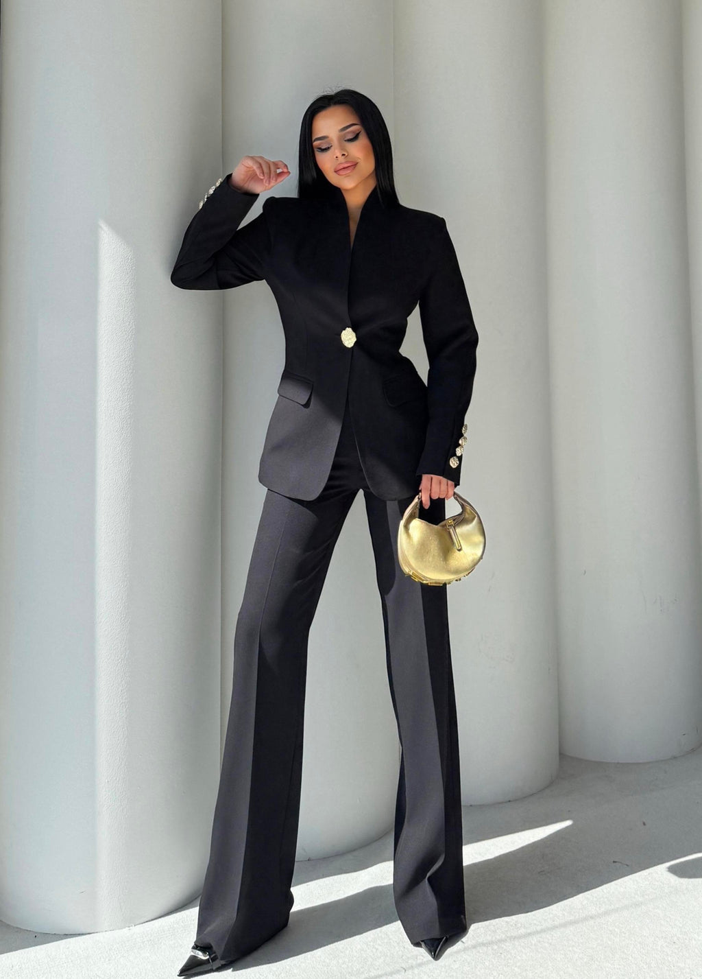 Сако Пантолони Со Златно Копче