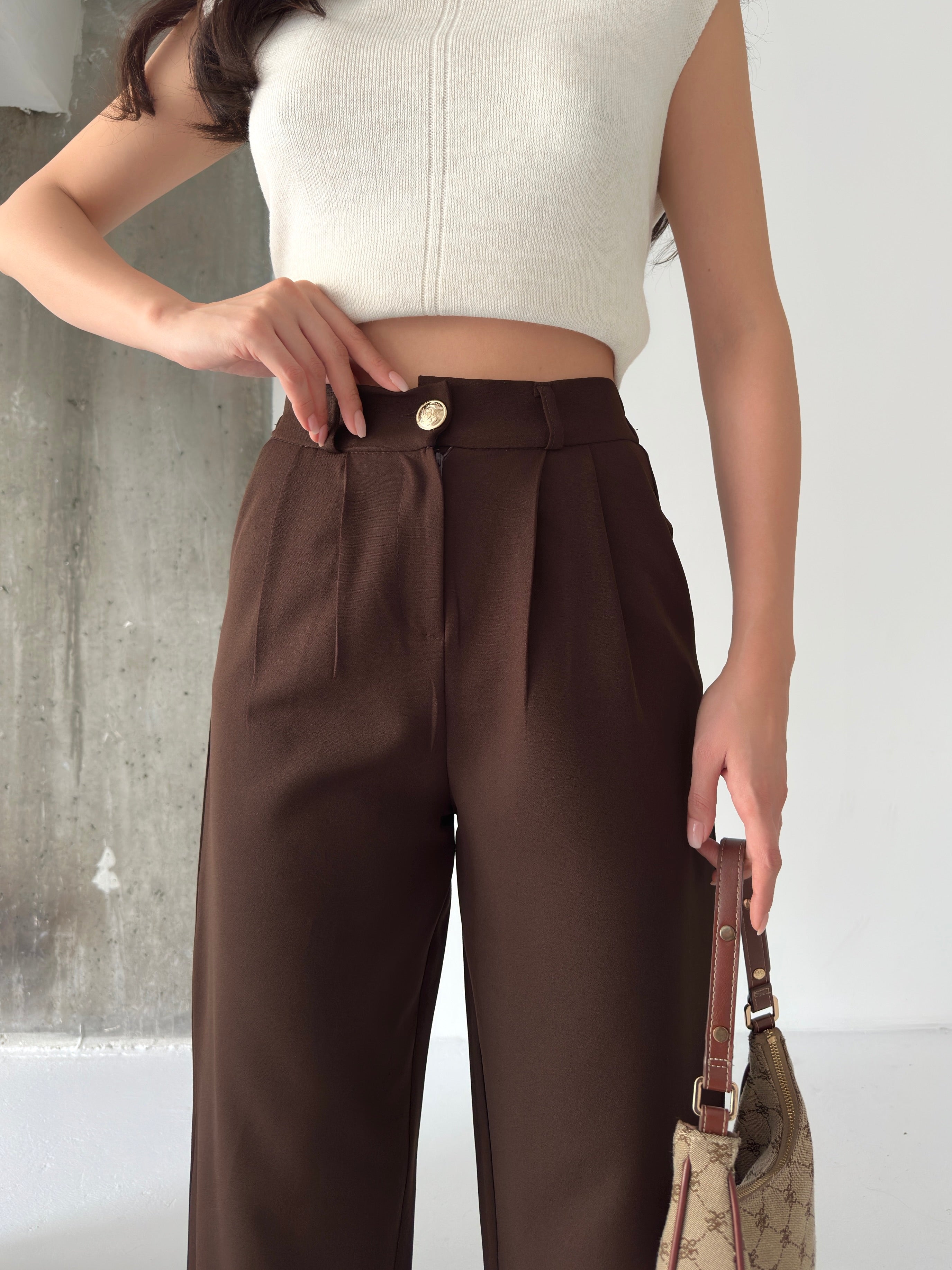 Пантолони Со Златно Копче