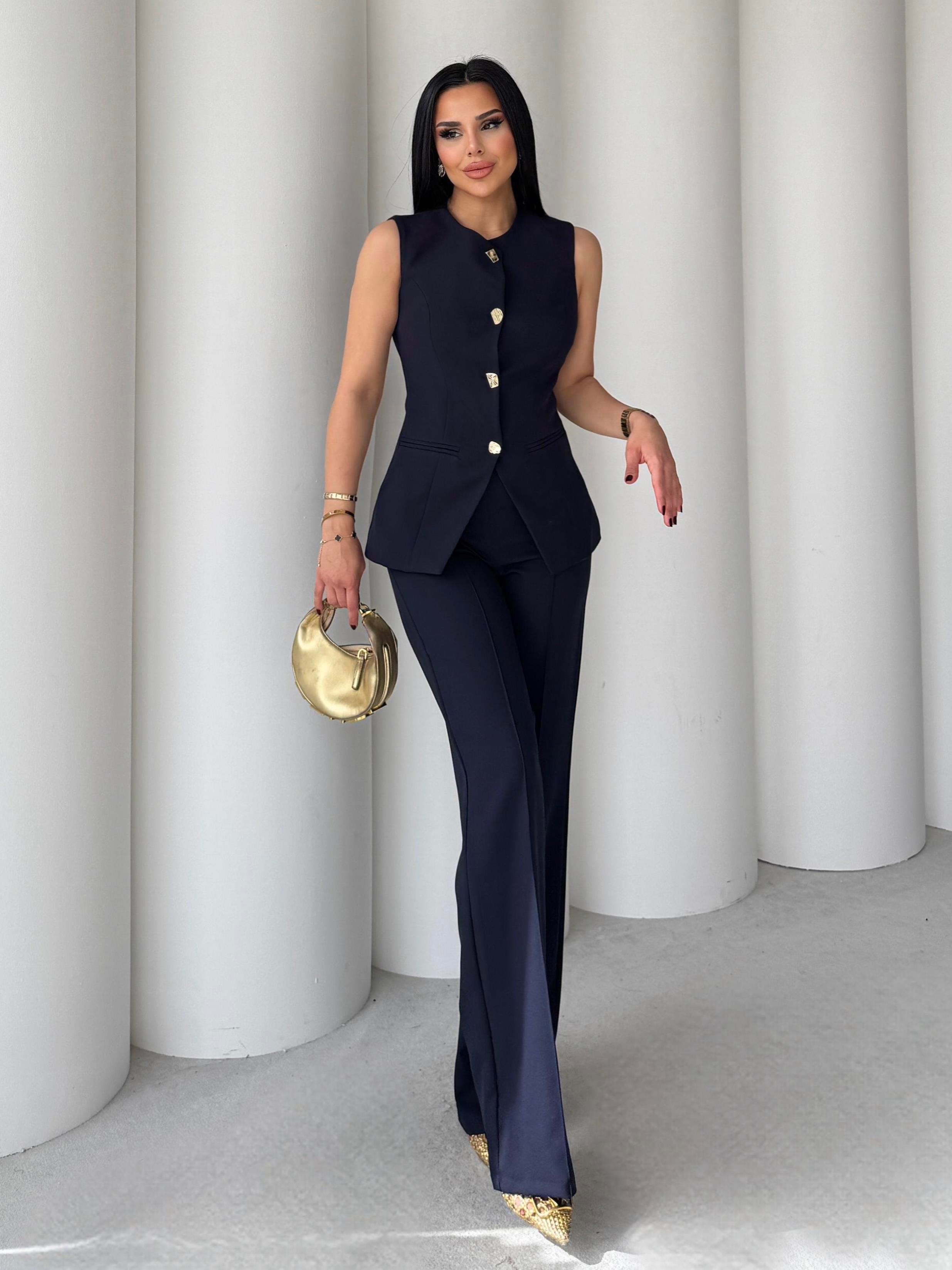 Комплет (елек+пантолони) со златни копчиња