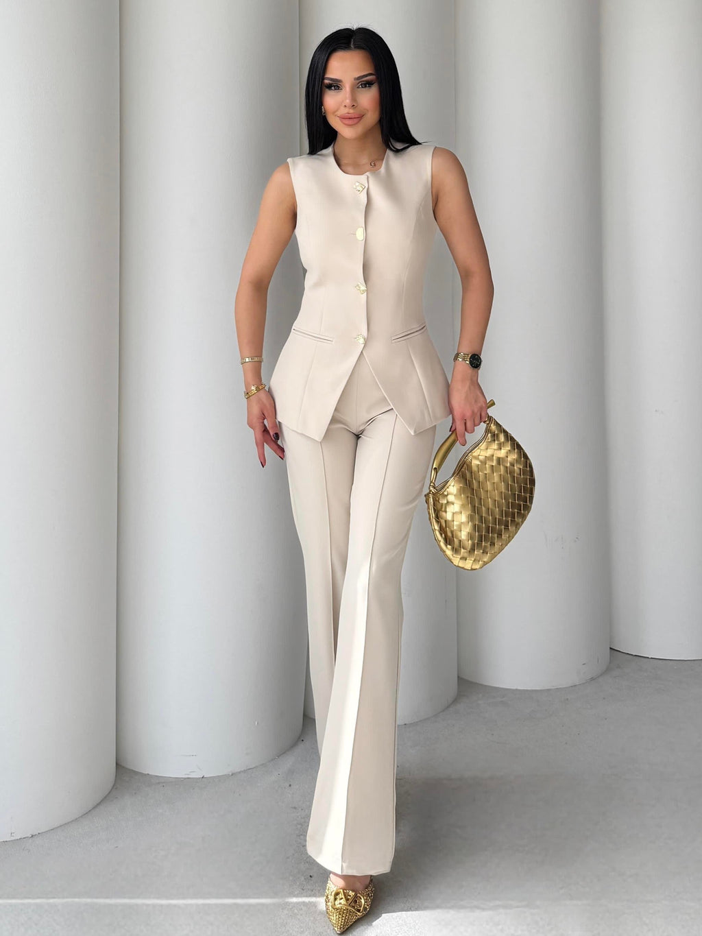 Комплет (елек+пантолони) со златни копчиња