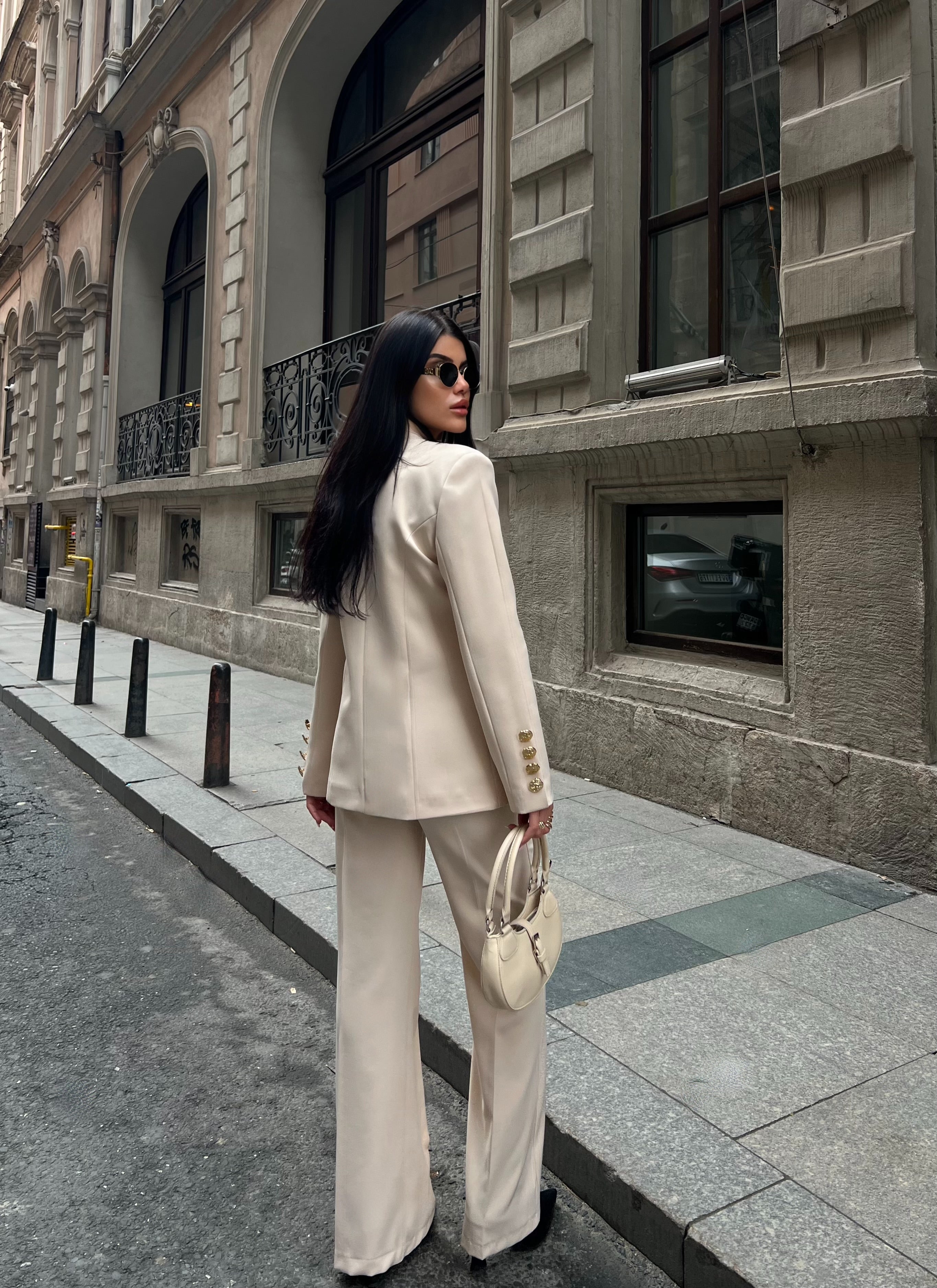 Сако Пантолони Со Златно Копче