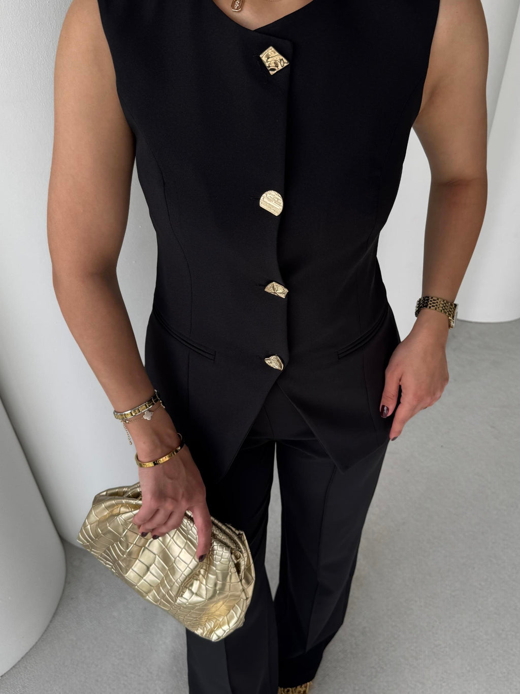 Комплет (елек+пантолони) со златни копчиња