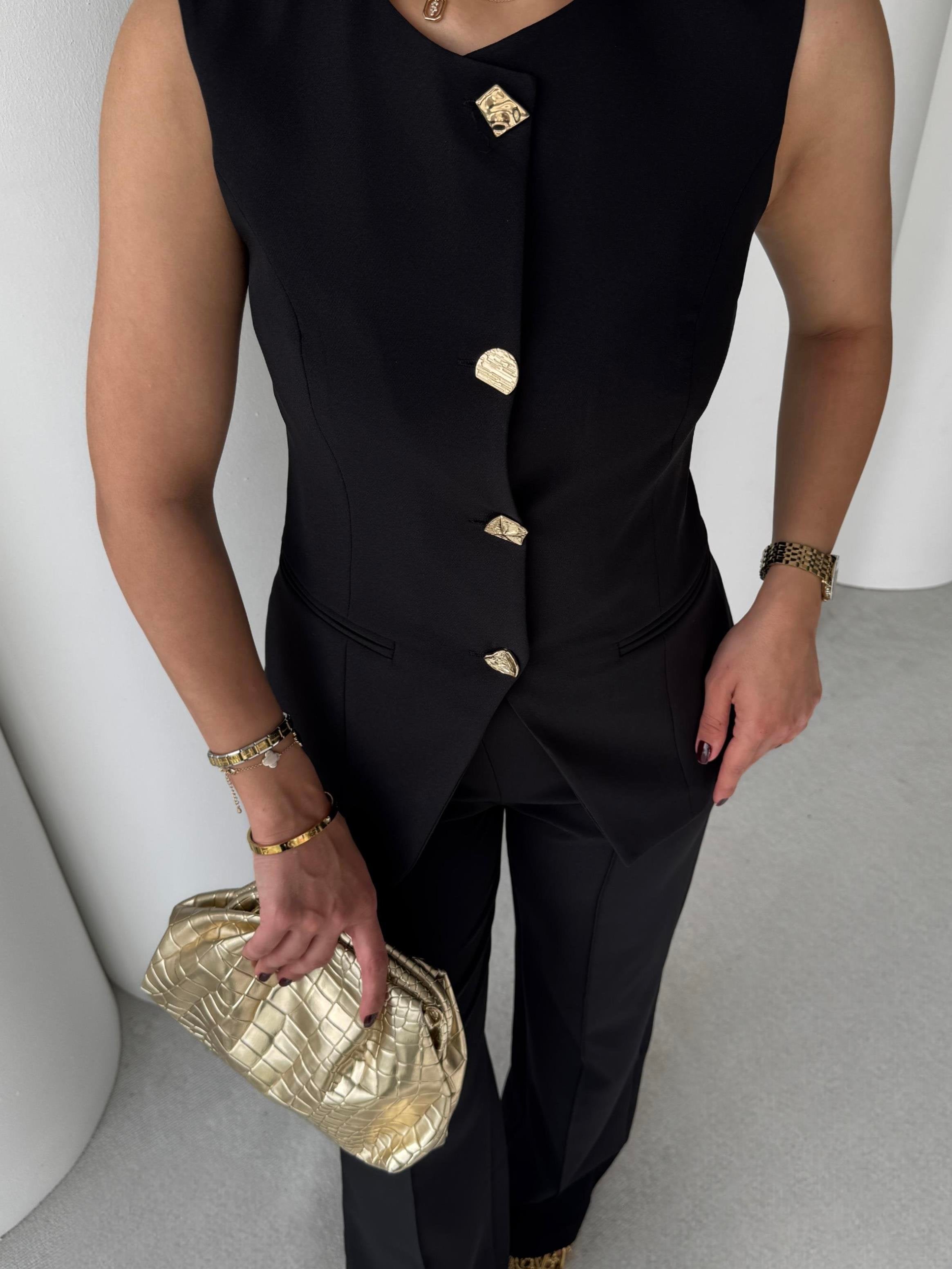 Комплет (елек+пантолони) со златни копчиња