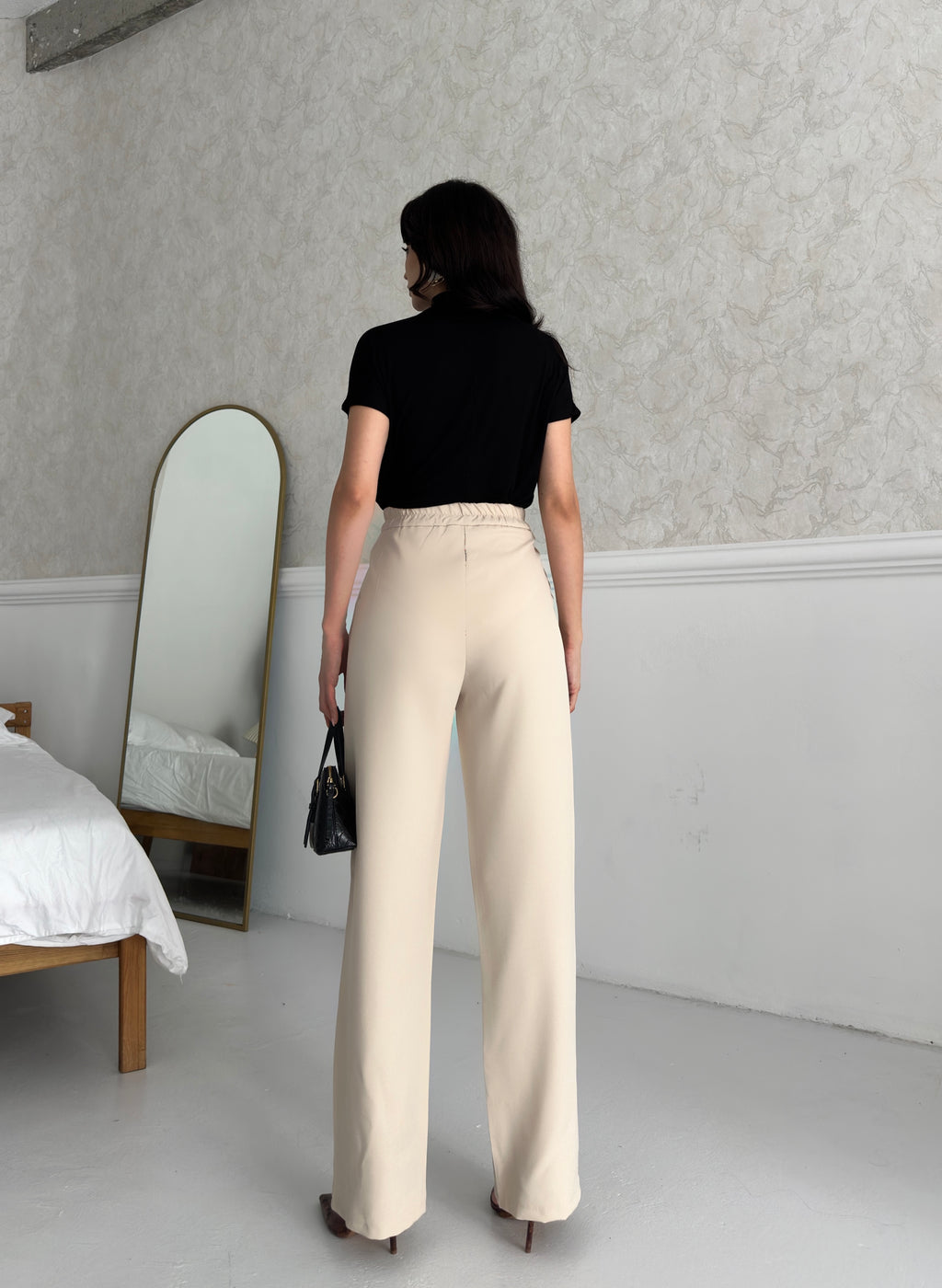 Пантолони Со Златно Копче