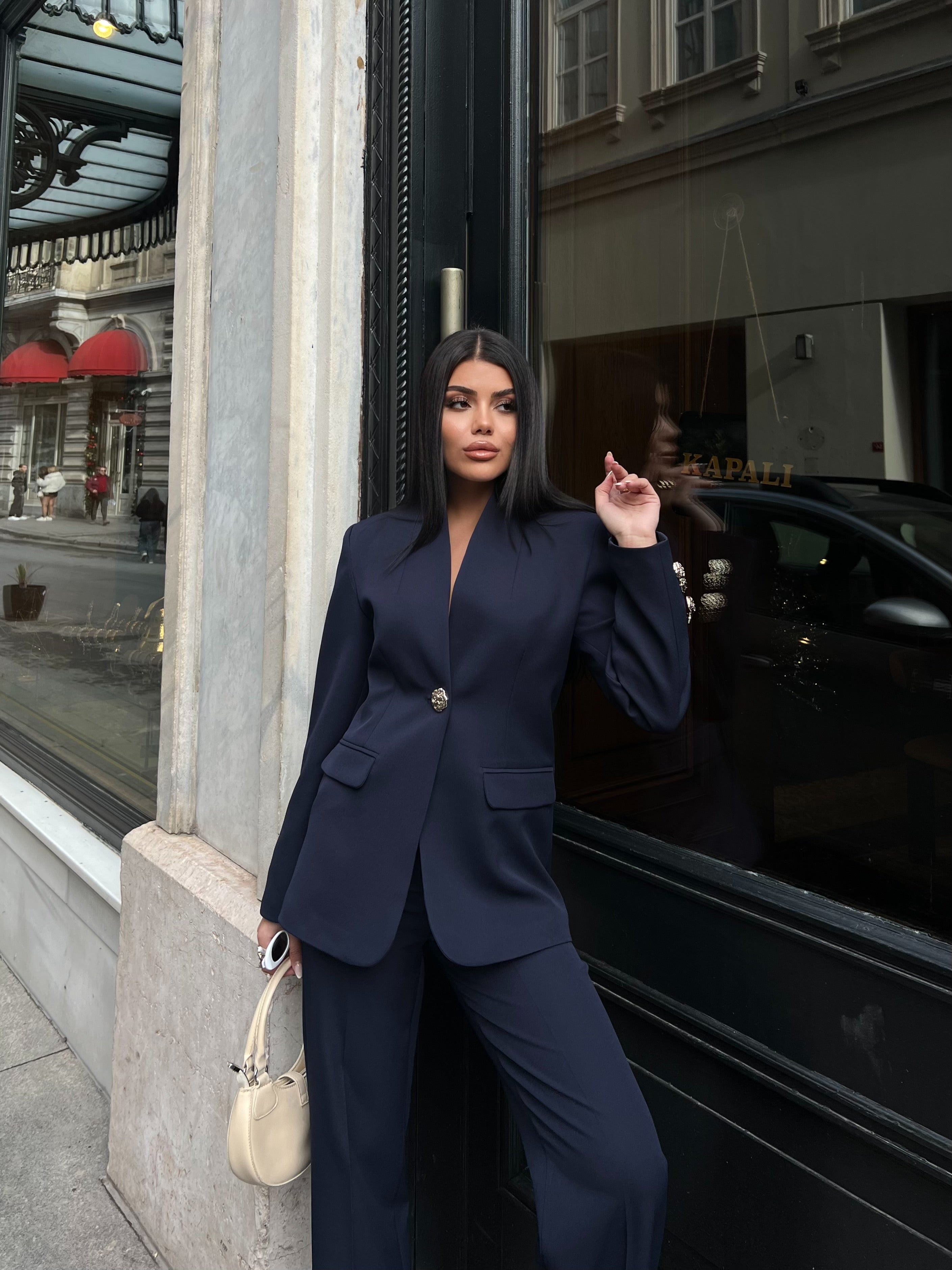 Сако Пантолони Со Златно Копче