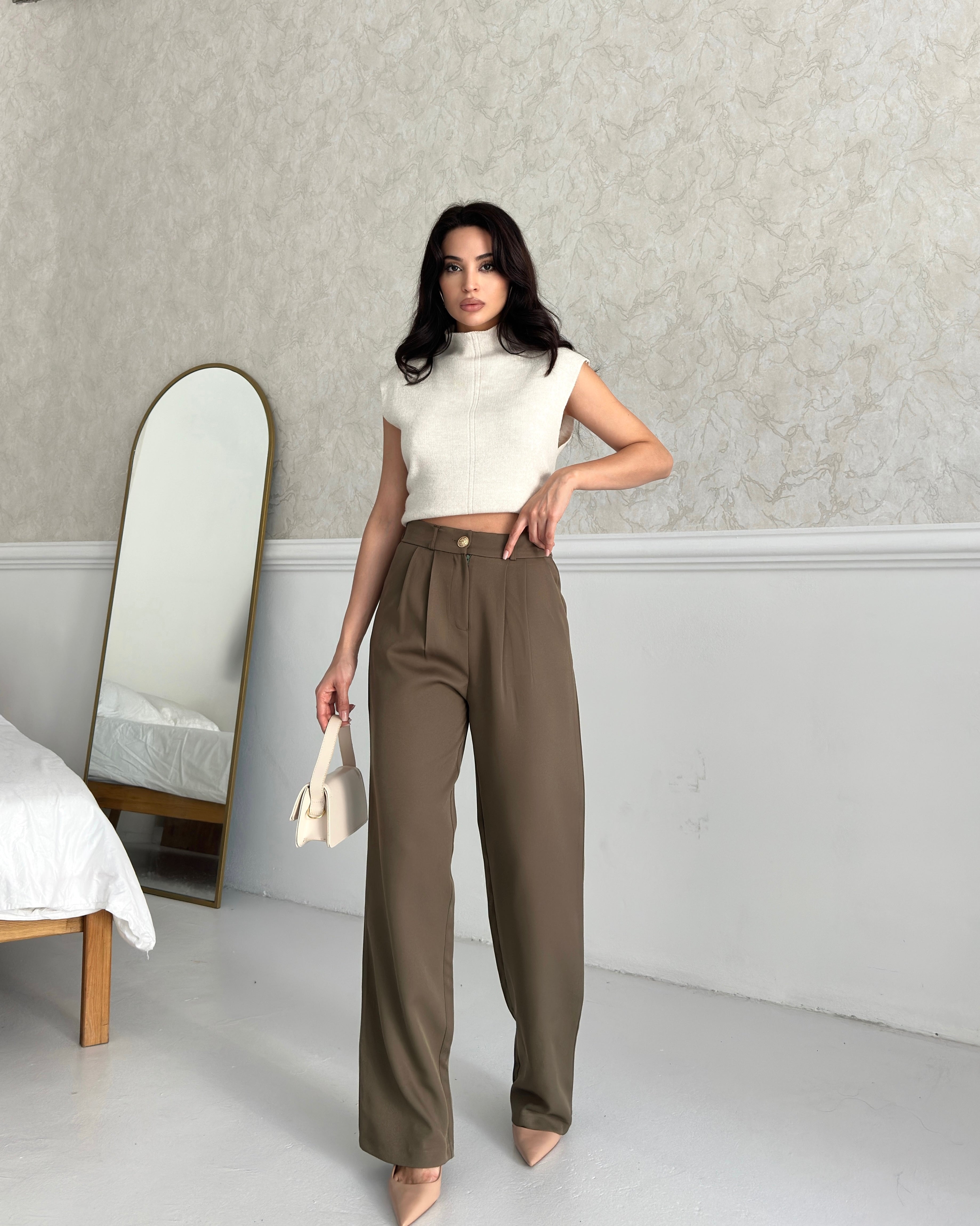 Пантолони Со Златно Копче