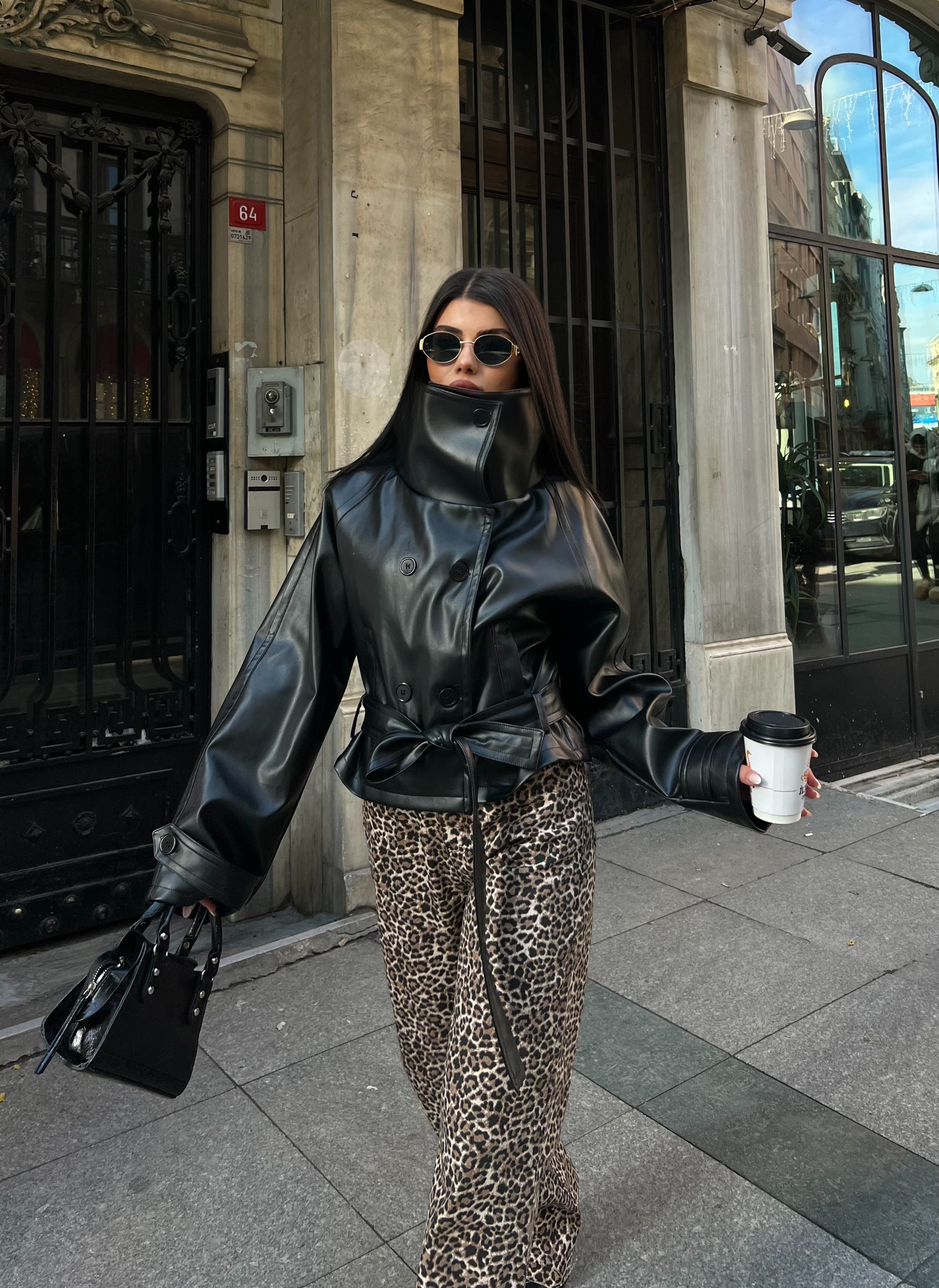 Кожна Јакна Со Копчиња