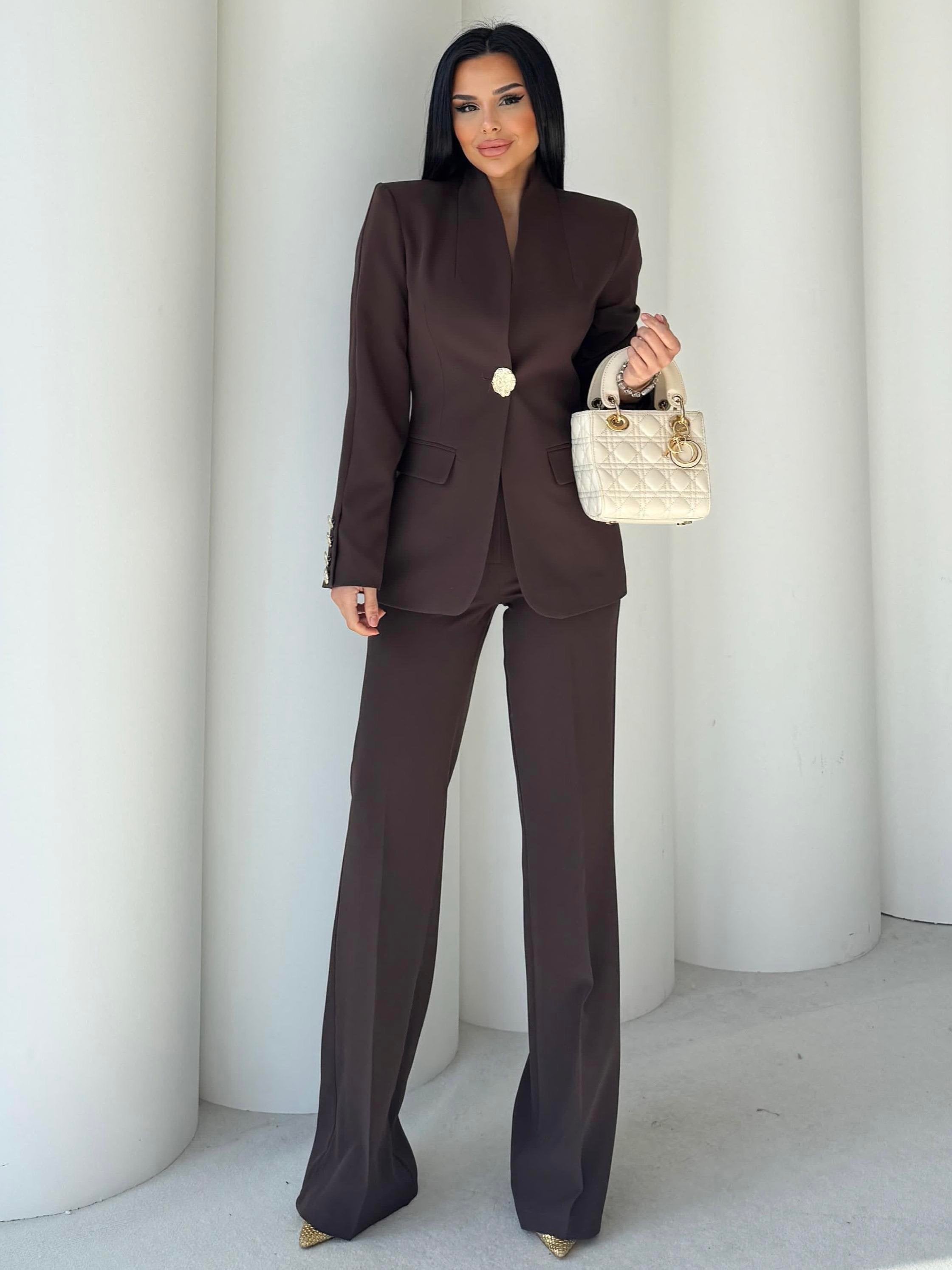 Сако Пантолони Со Златно Копче