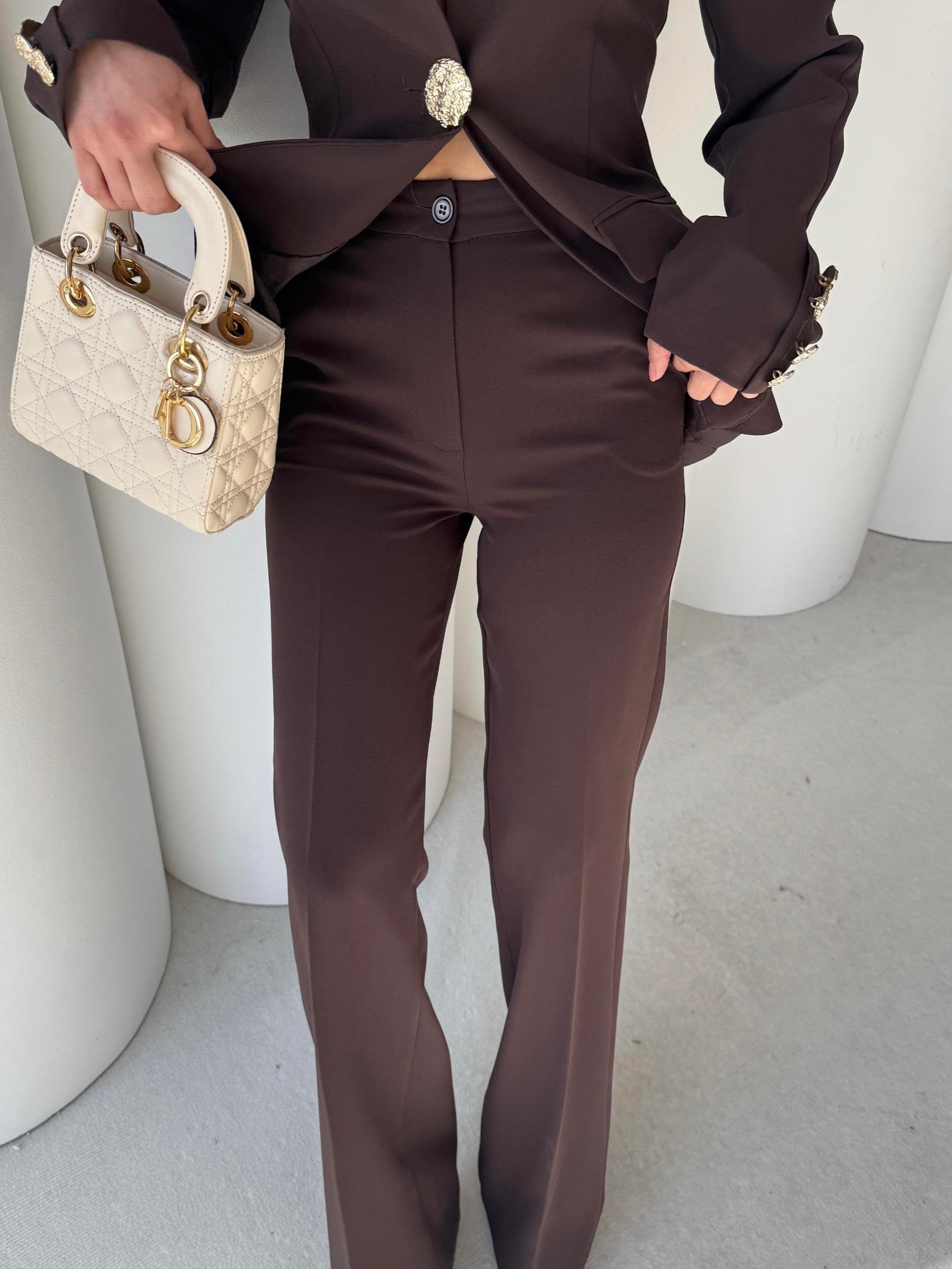 Сако Пантолони Со Златно Копче