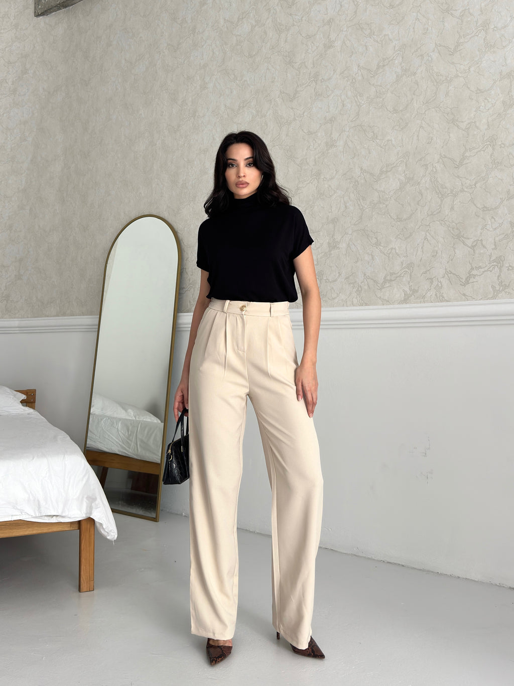 Пантолони Со Златно Копче