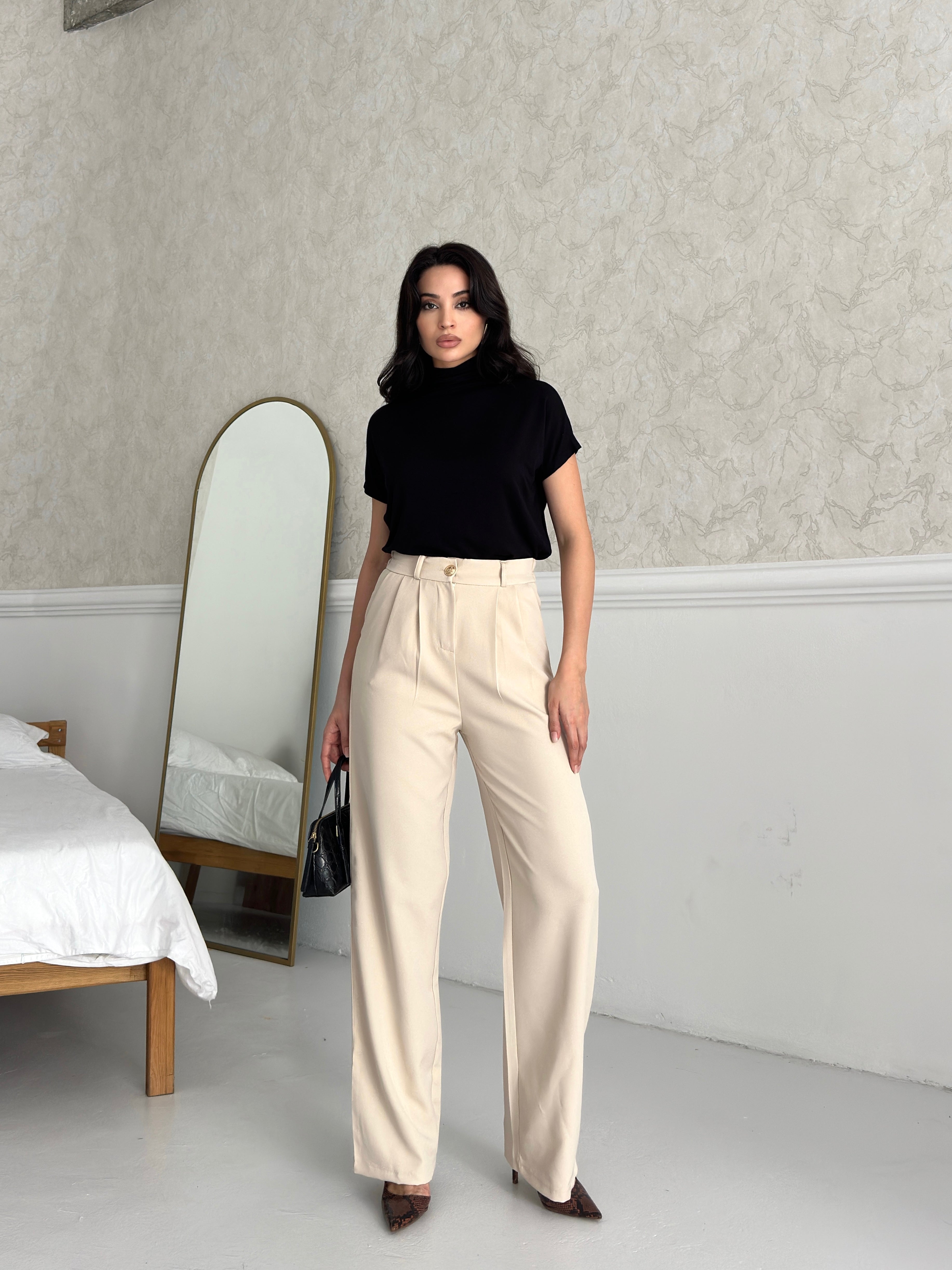 Пантолони Со Златно Копче