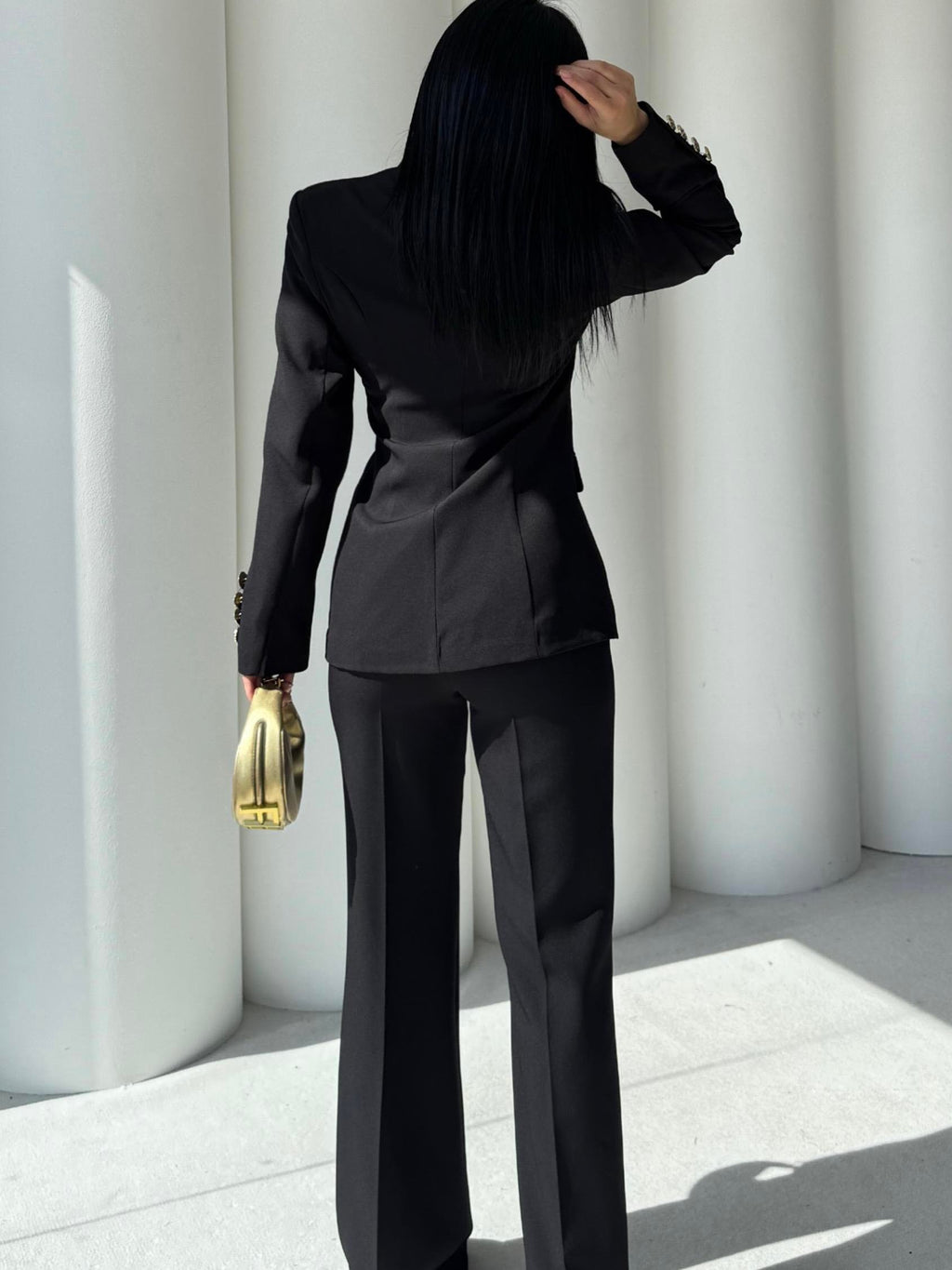 Сако Пантолони Со Златно Копче