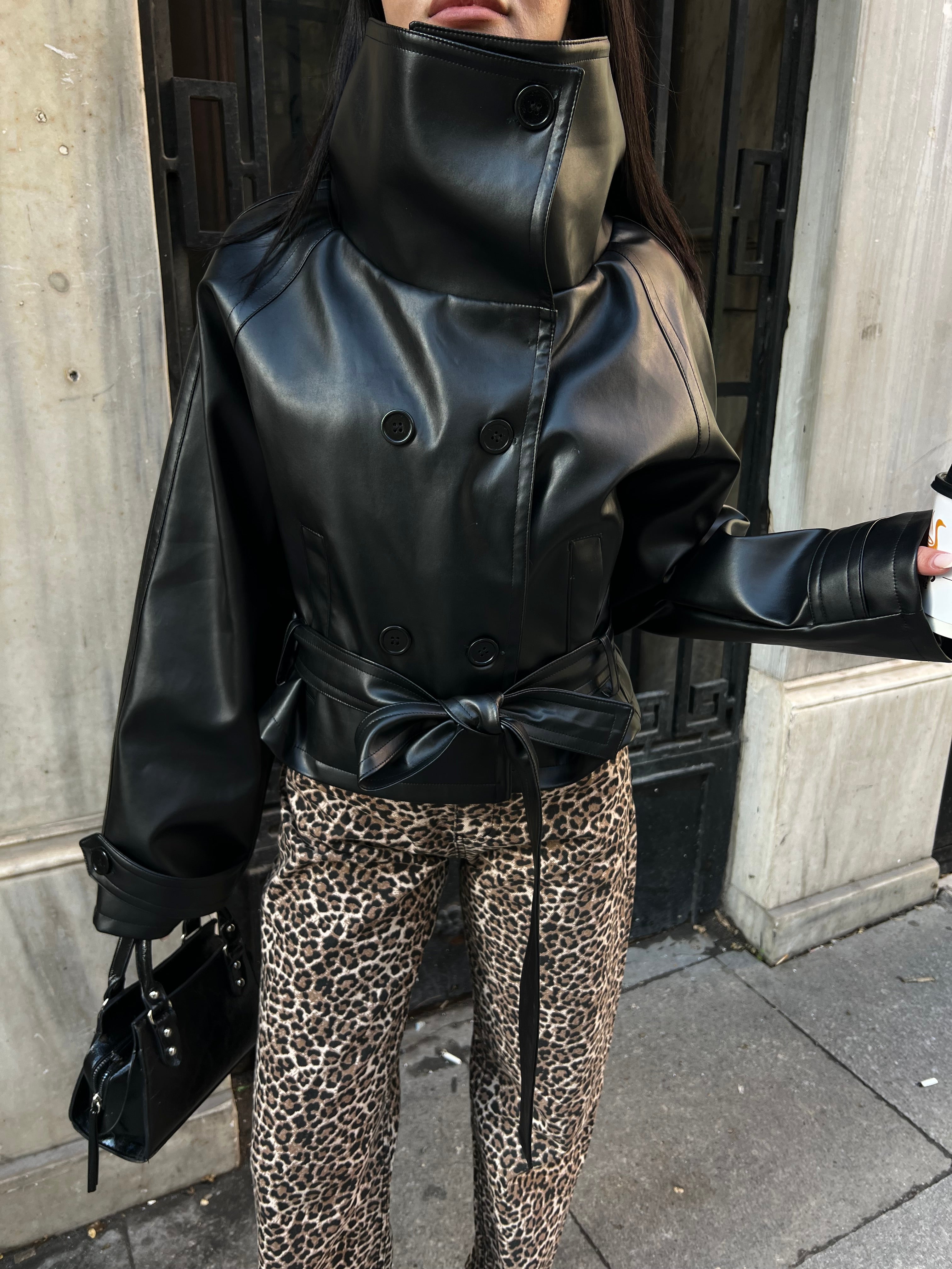 Кожна Јакна Со Копчиња